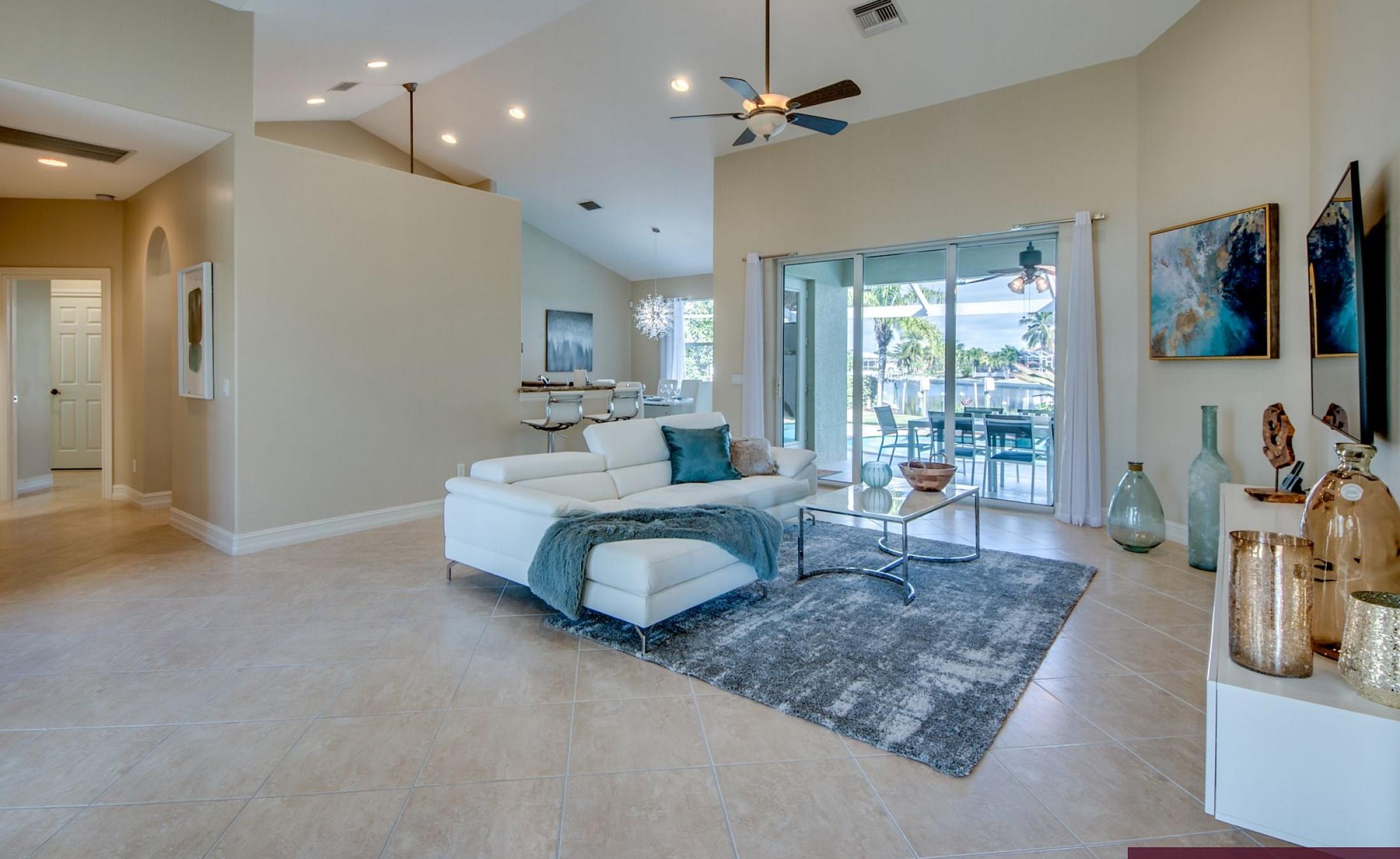 Beheizter Pool mit Sonnenschirm und Liegestühlen am Wasserkanal.