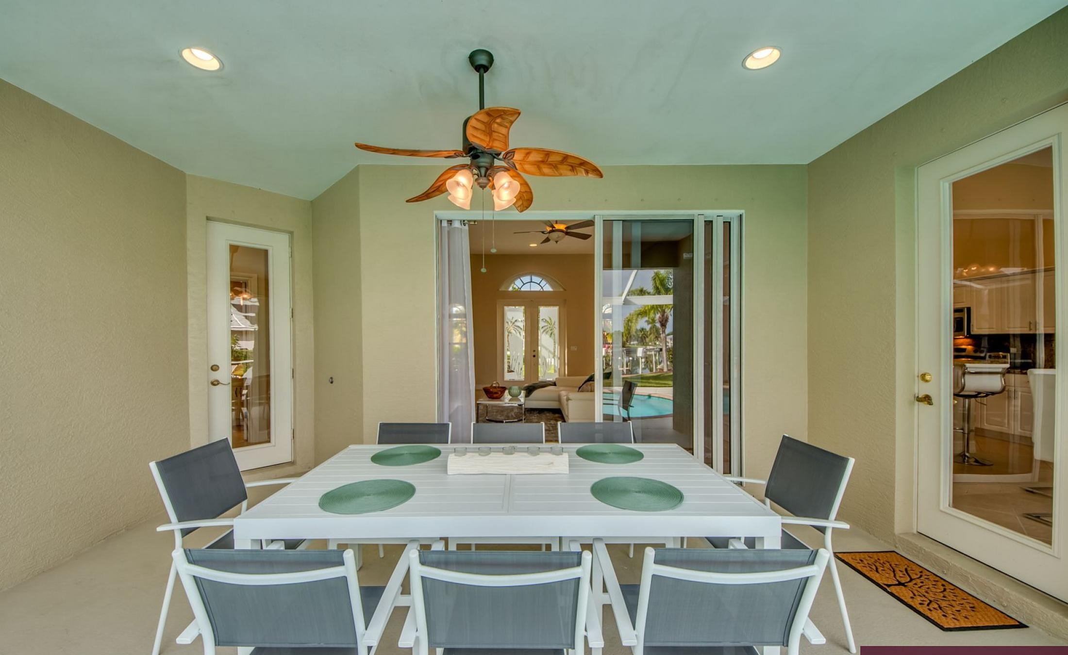 Beheizter Pool mit Sonnenschirm und Strandstühlen am Wasserkanal.