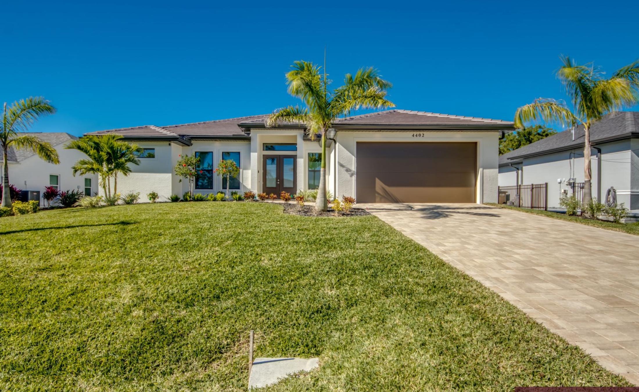 Moderne Villa in ruhiger Wohnlage in Cape Coral mit beheiztem Pool und Jacuzzi.