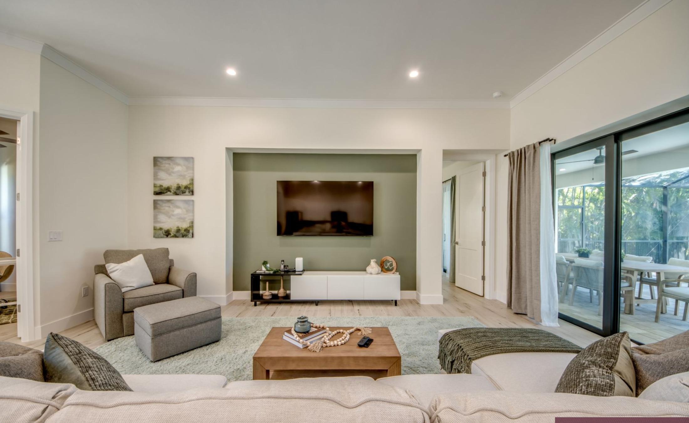 Beheizter Pool mit Jacuzzi auf der Terrasse.