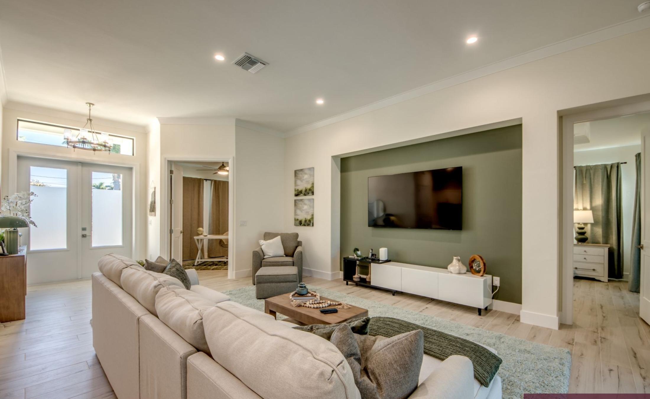 Beheizter Pool mit Spa/Jacuzzi auf der sonnigen Terrasse.