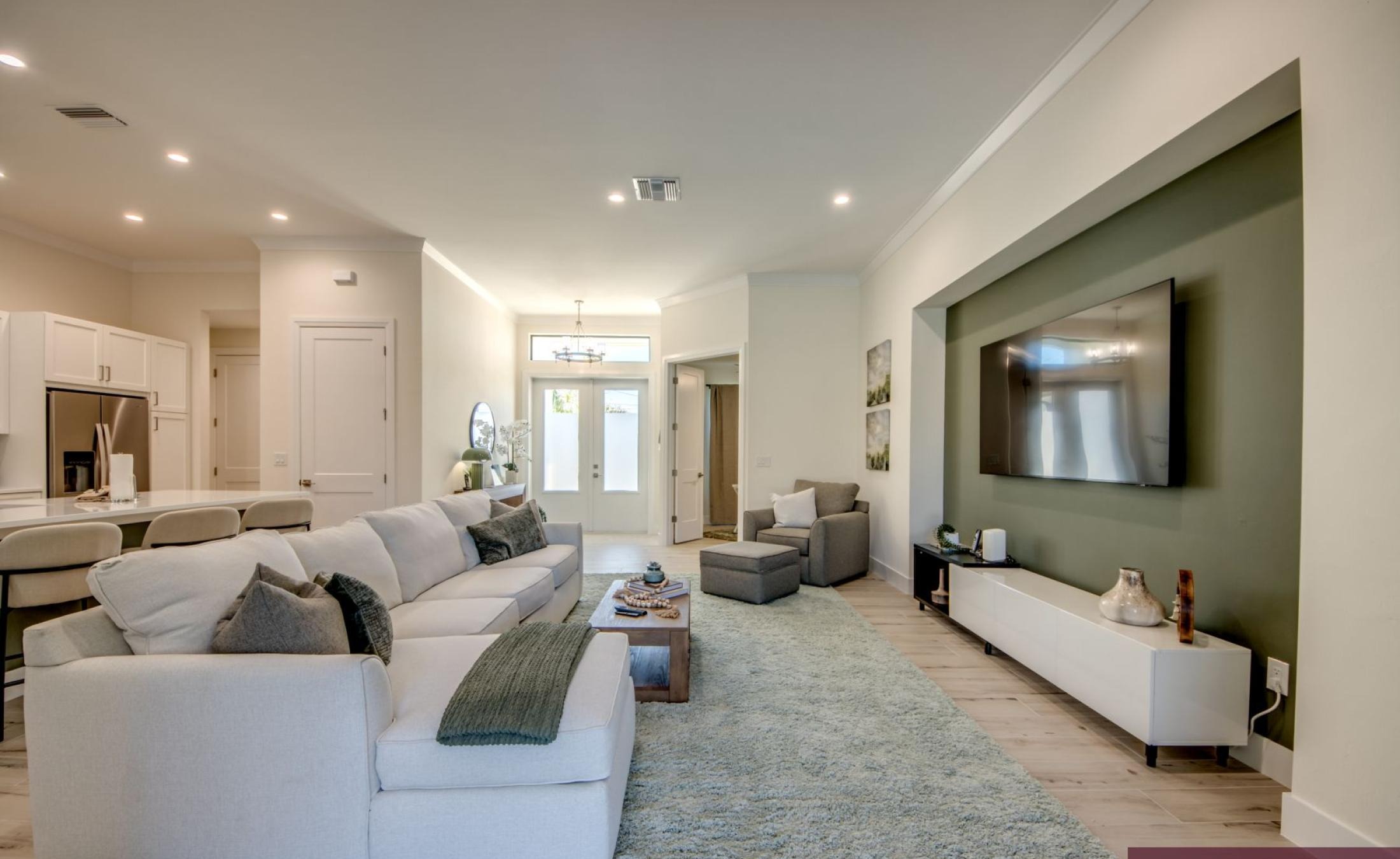 Beheizter Pool mit Jacuzzi auf der sonnigen Terrasse.