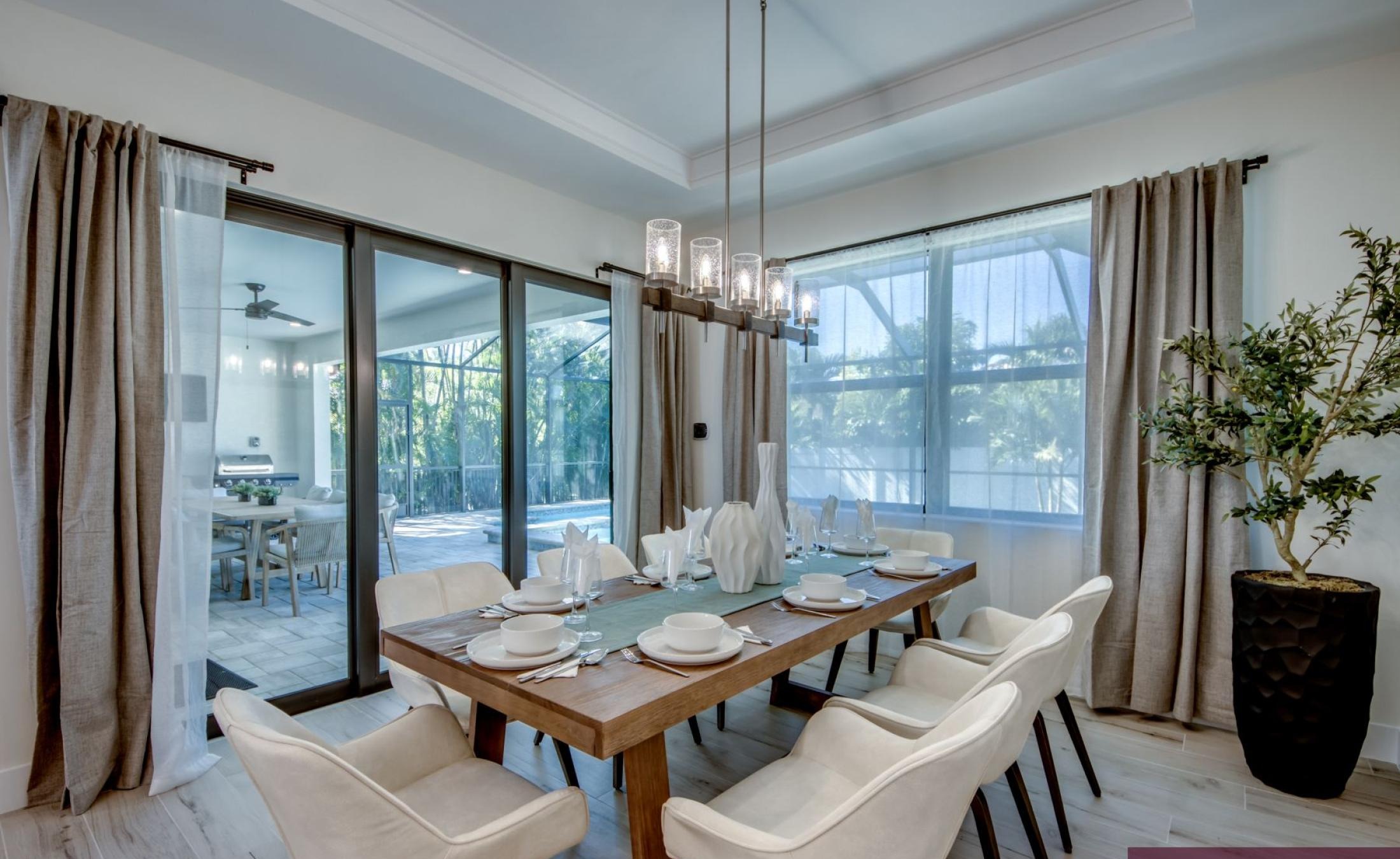 Beheizter Pool mit Spa/Jacuzzi auf der Terrasse.