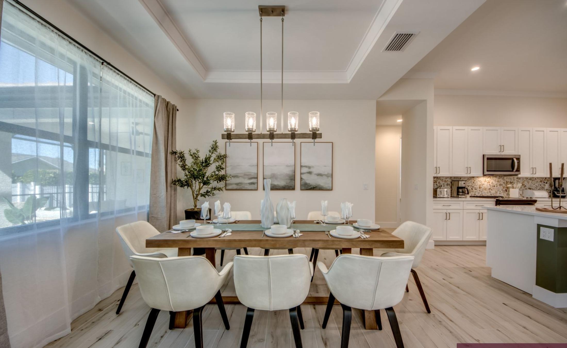 Beheizter Pool mit integriertem Jacuzzi auf der Terrasse.