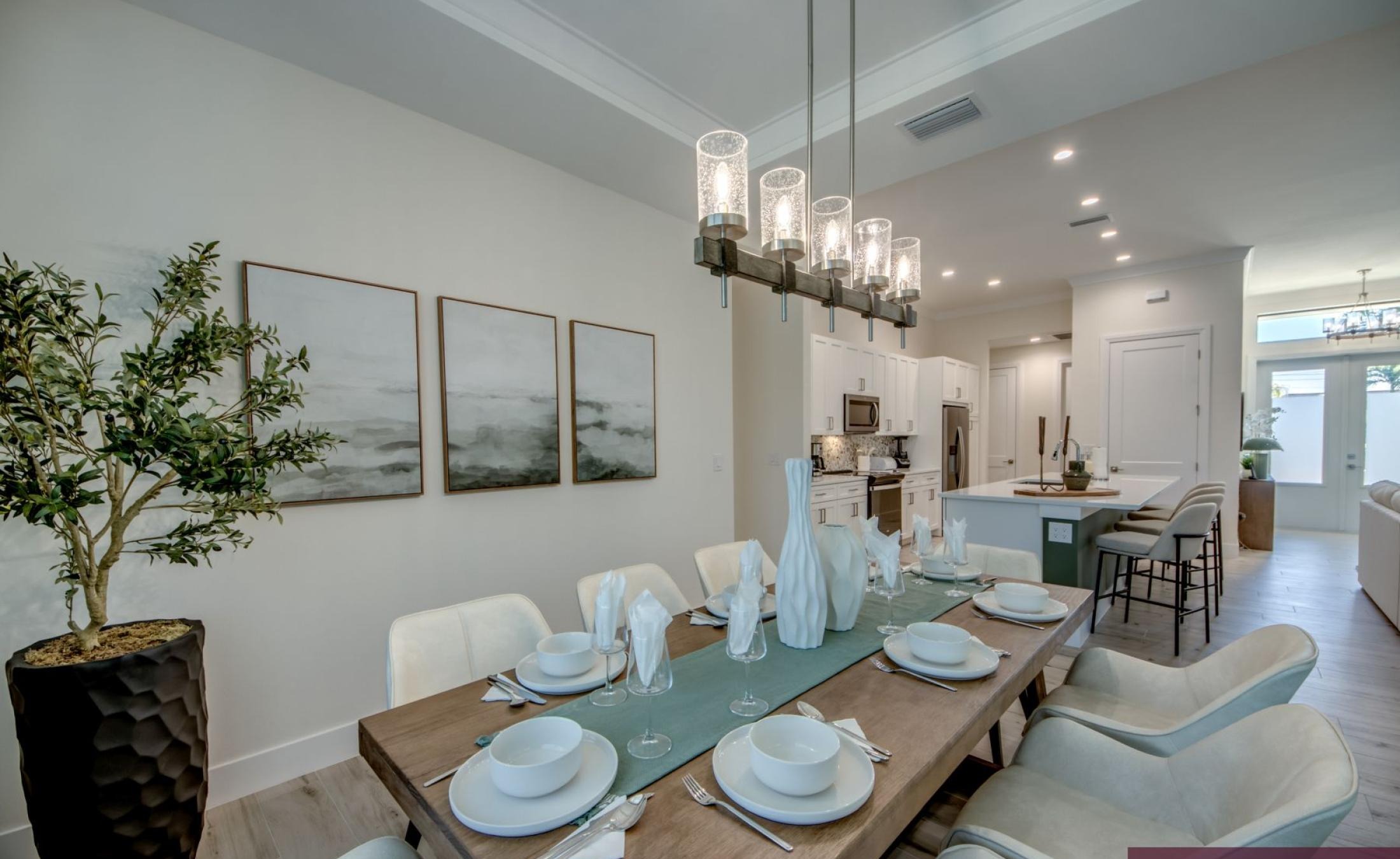 Beheizter Pool mit Spa/Jacuzzi und Terrasse in Westausrichtung.