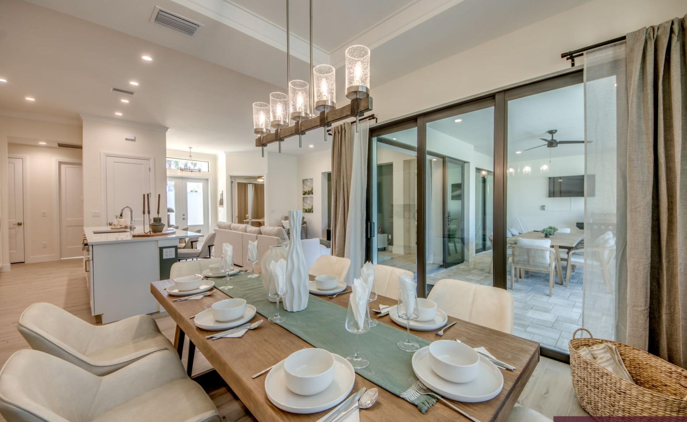 Beheizter Pool mit Spa/Jacuzzi auf der sonnigen Terrasse.