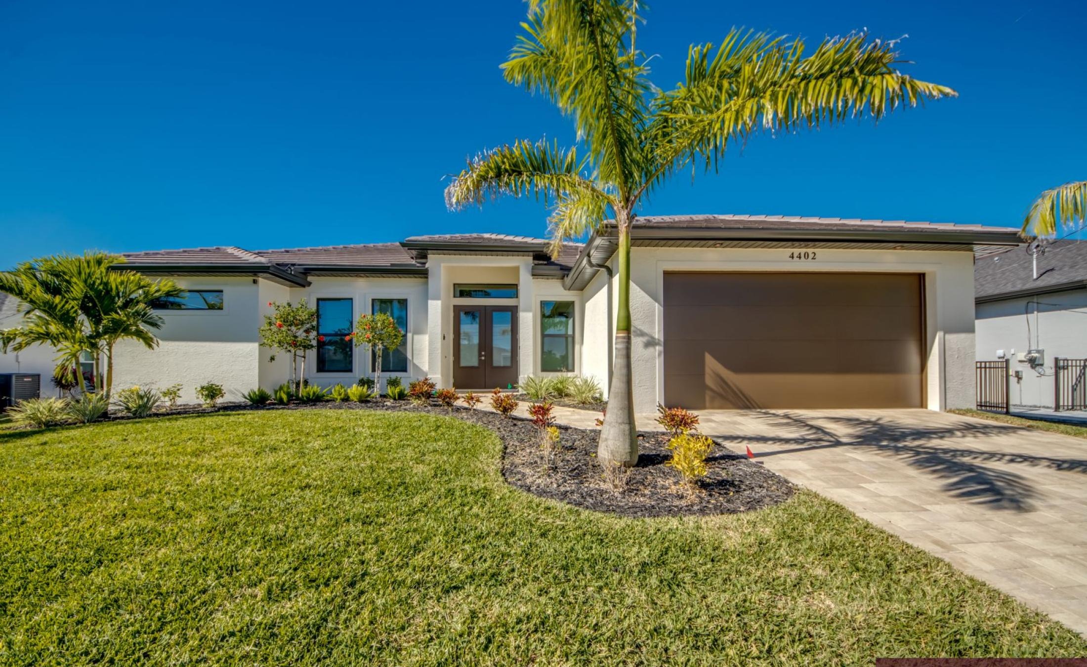 Moderne Villa in ruhiger Lage in Südwest-Cape Coral mit beheiztem Pool und Jacuzzi.