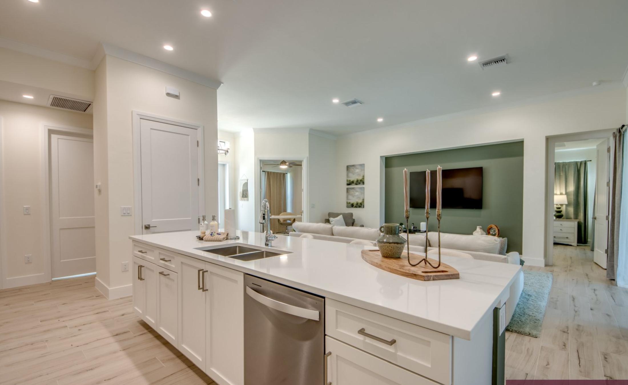 Beheizter Pool mit integriertem Jacuzzi auf der Terrasse.