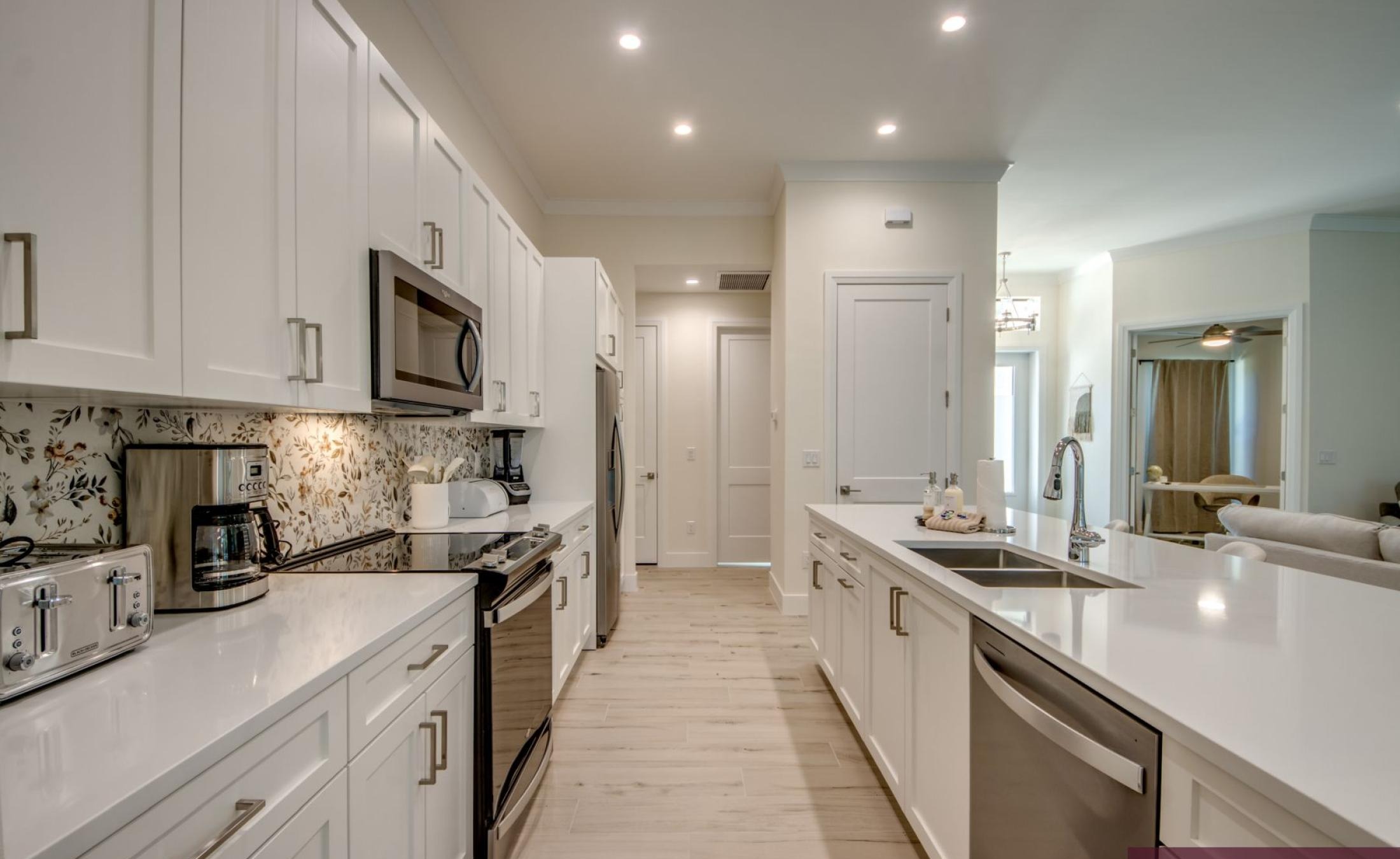 Beheizter Pool mit integriertem Jacuzzi auf der Terrasse.