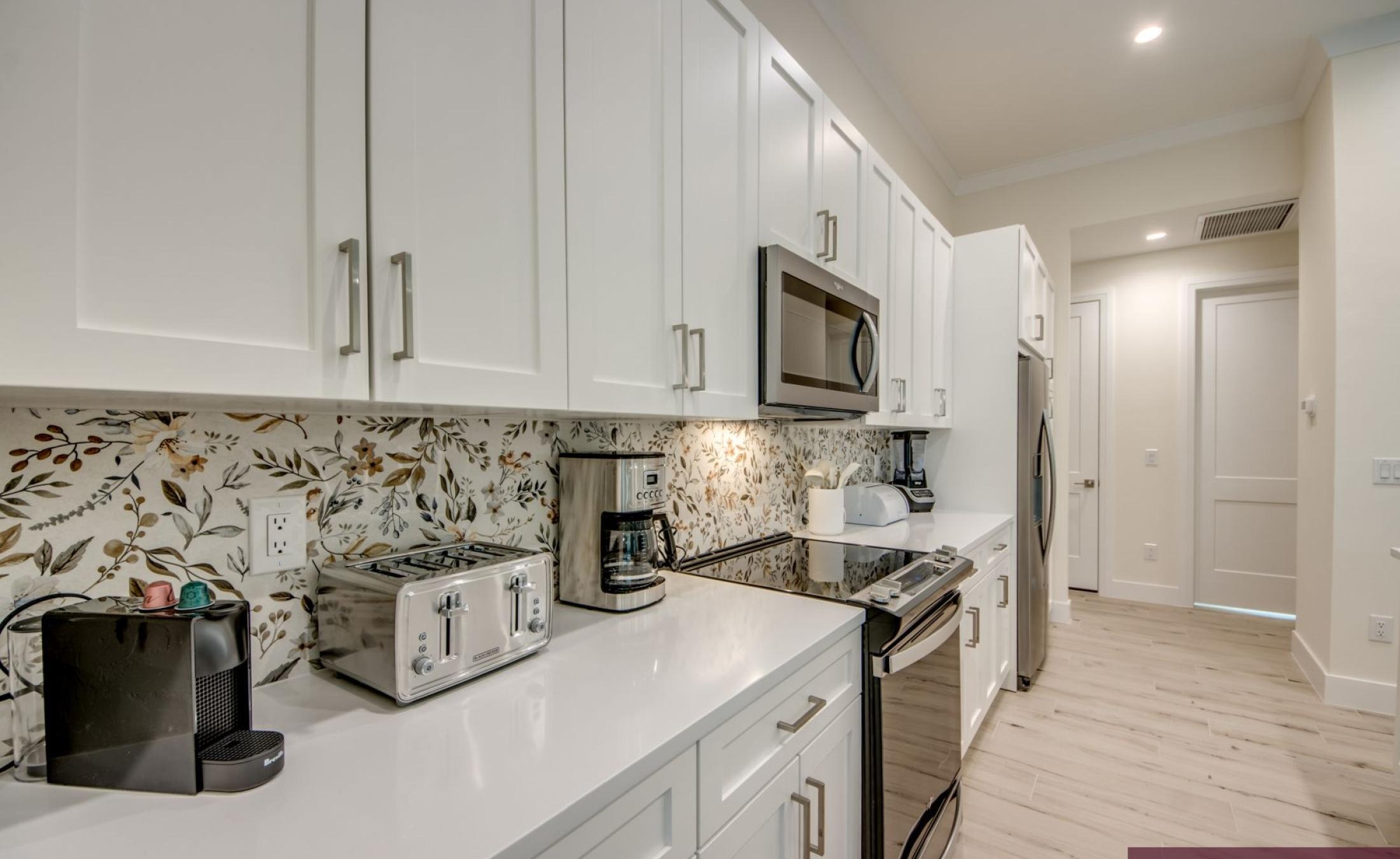 Beheizter Pool mit integriertem Jacuzzi auf der sonnigen Terrasse.