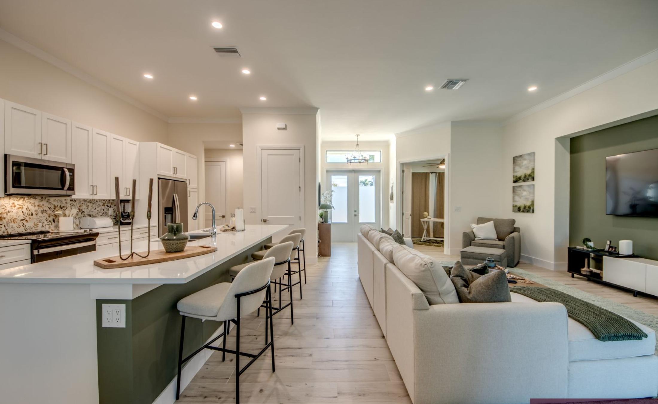 Beheizter Pool mit Jacuzzi auf der sonnigen Terrasse.