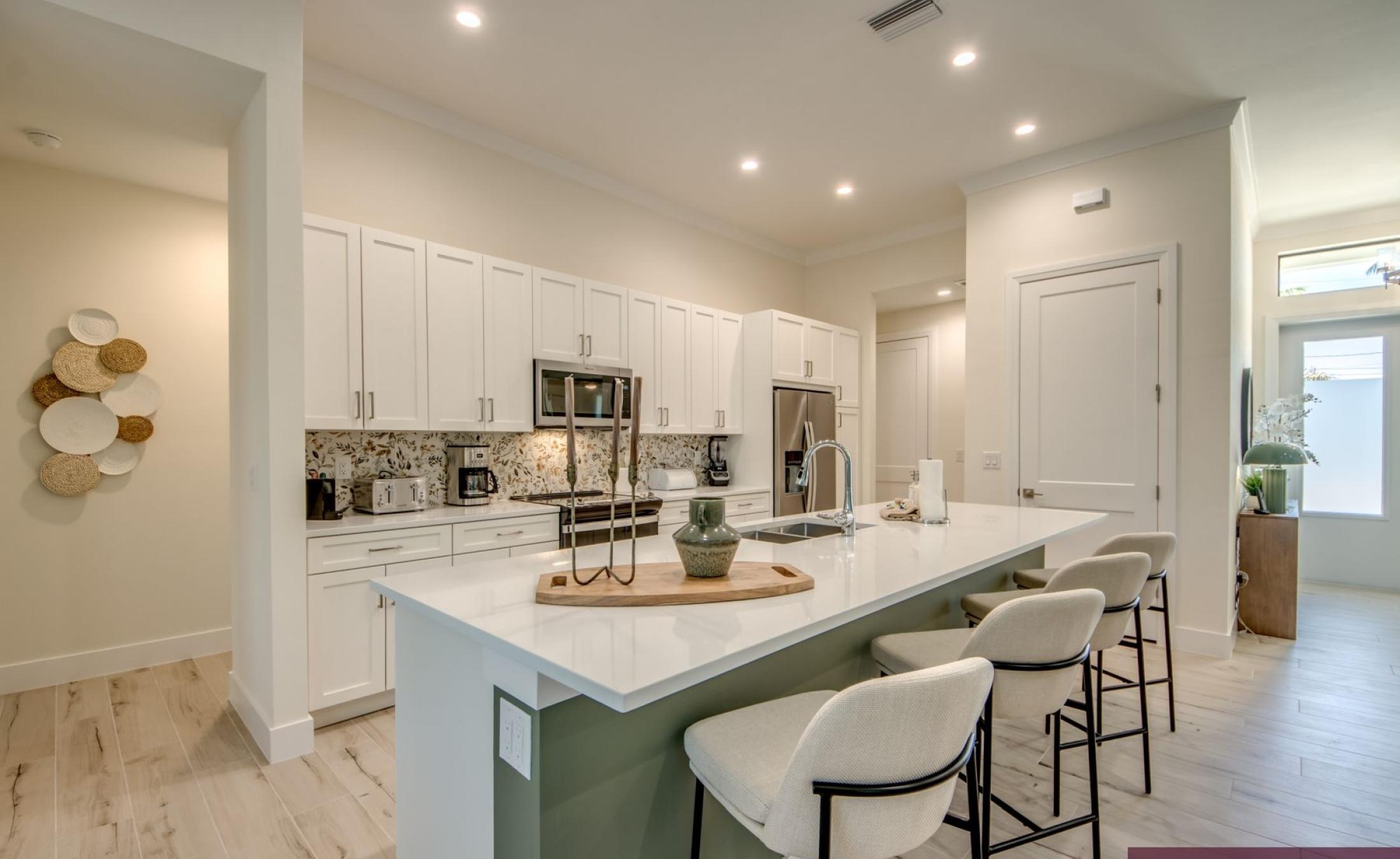 Beheizter Pool mit Spa/Jacuzzi auf sonniger Terrasse.