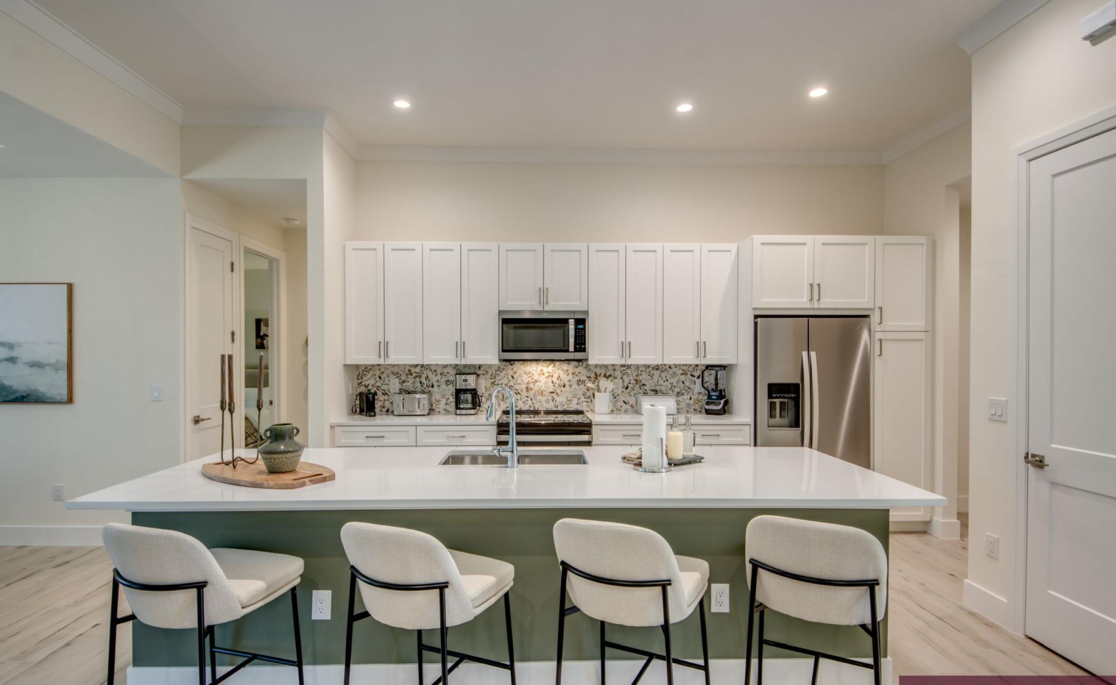 Beheizter Pool mit Spa/Jacuzzi auf der Terrasse in Westausrichtung.