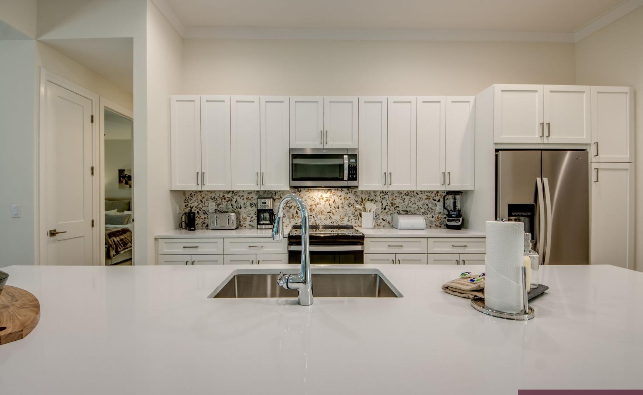 Beheizter Pool mit integriertem Jacuzzi auf der Terrasse.