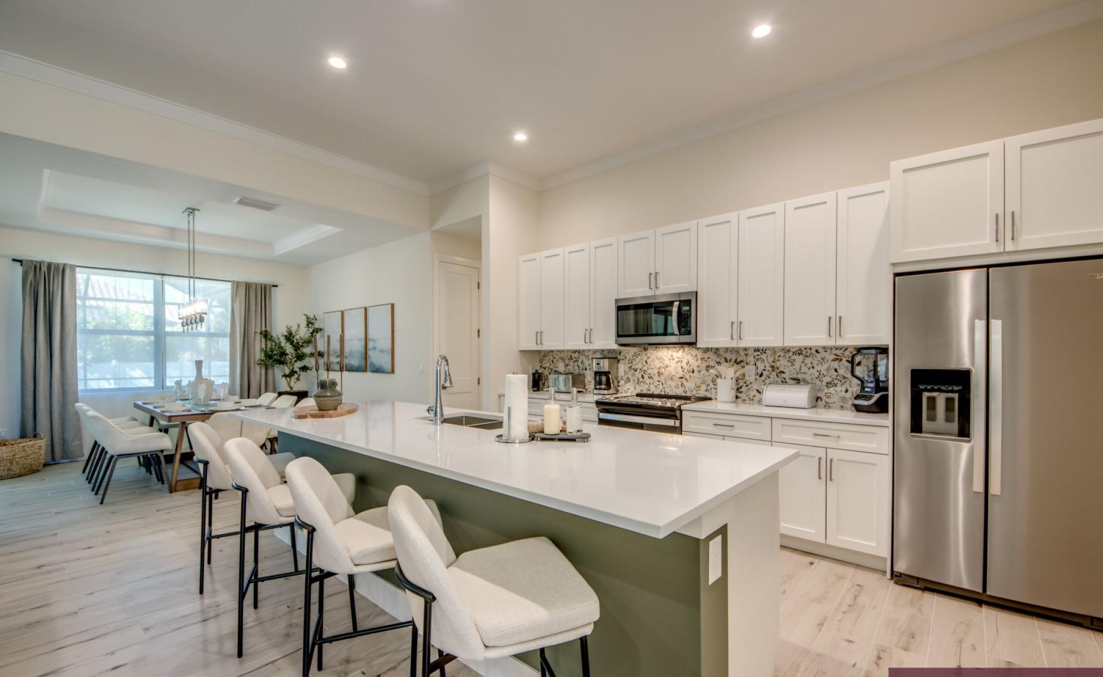 Beheizter Pool mit integriertem Jacuzzi auf sonniger Terrasse.