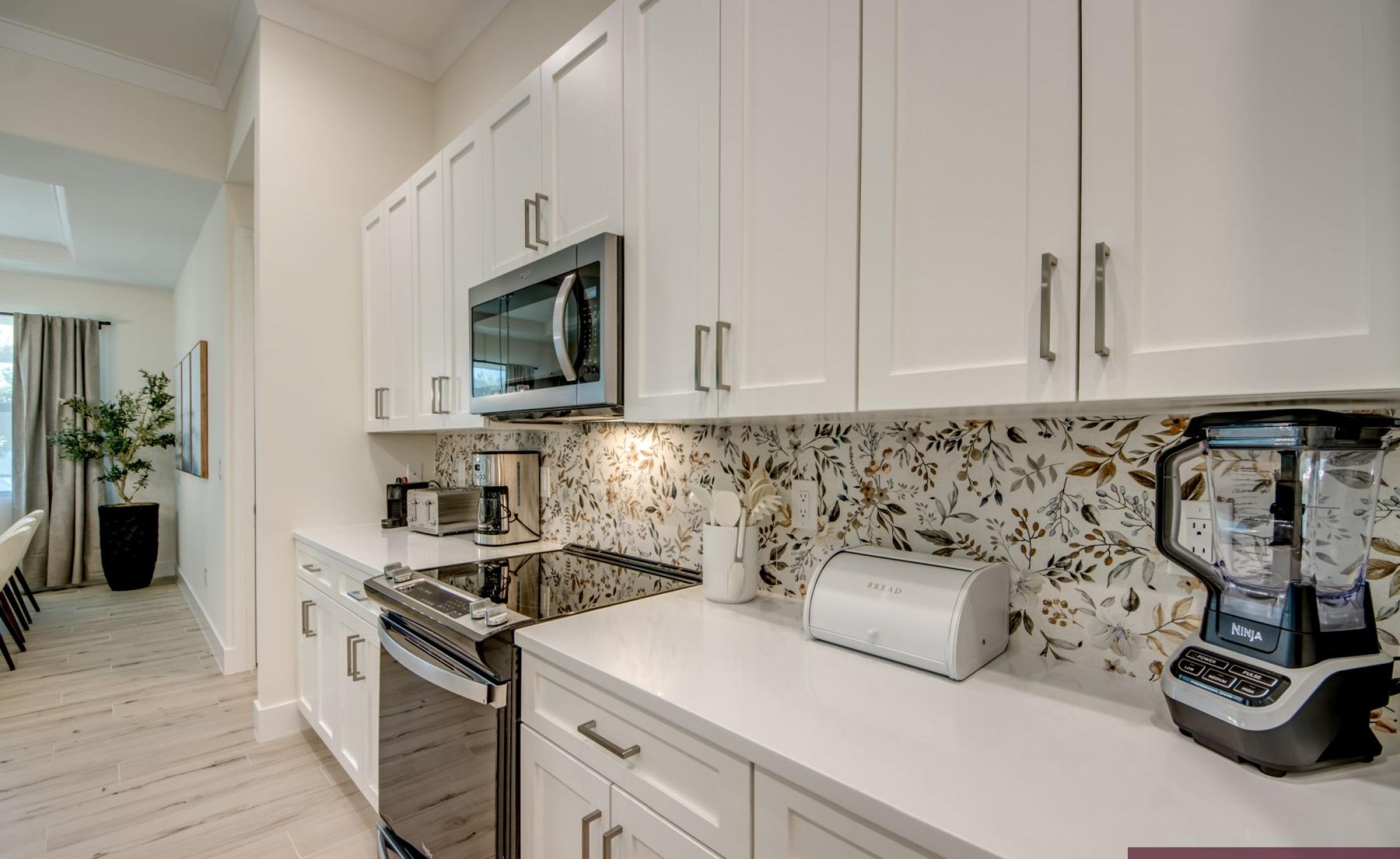 Beheizter Pool mit integriertem Jacuzzi auf der Terrasse.