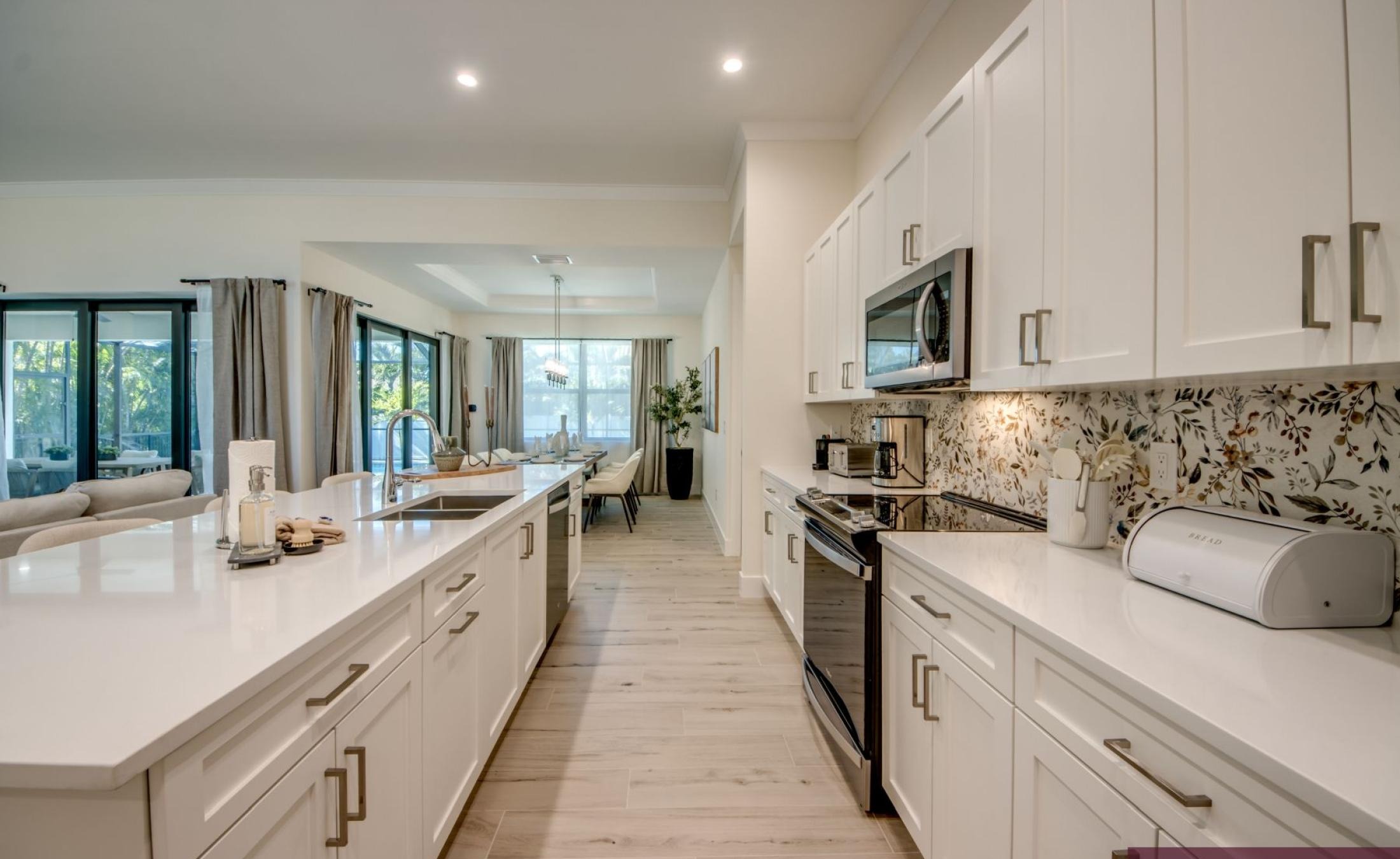 Beheizter Pool mit Jacuzzi auf der Terrasse.