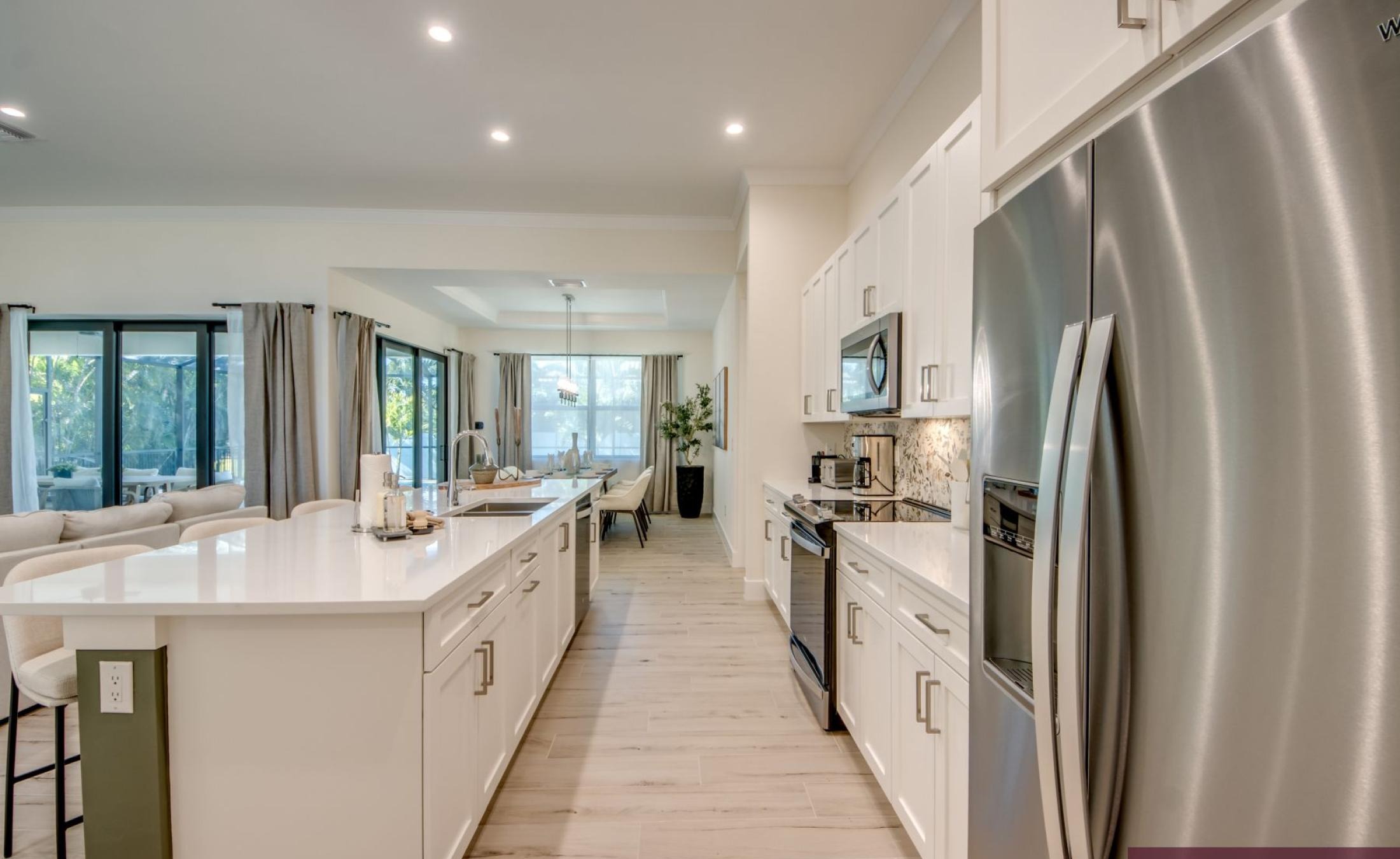 Beheizter Pool mit Jacuzzi auf der sonnigen Terrasse.