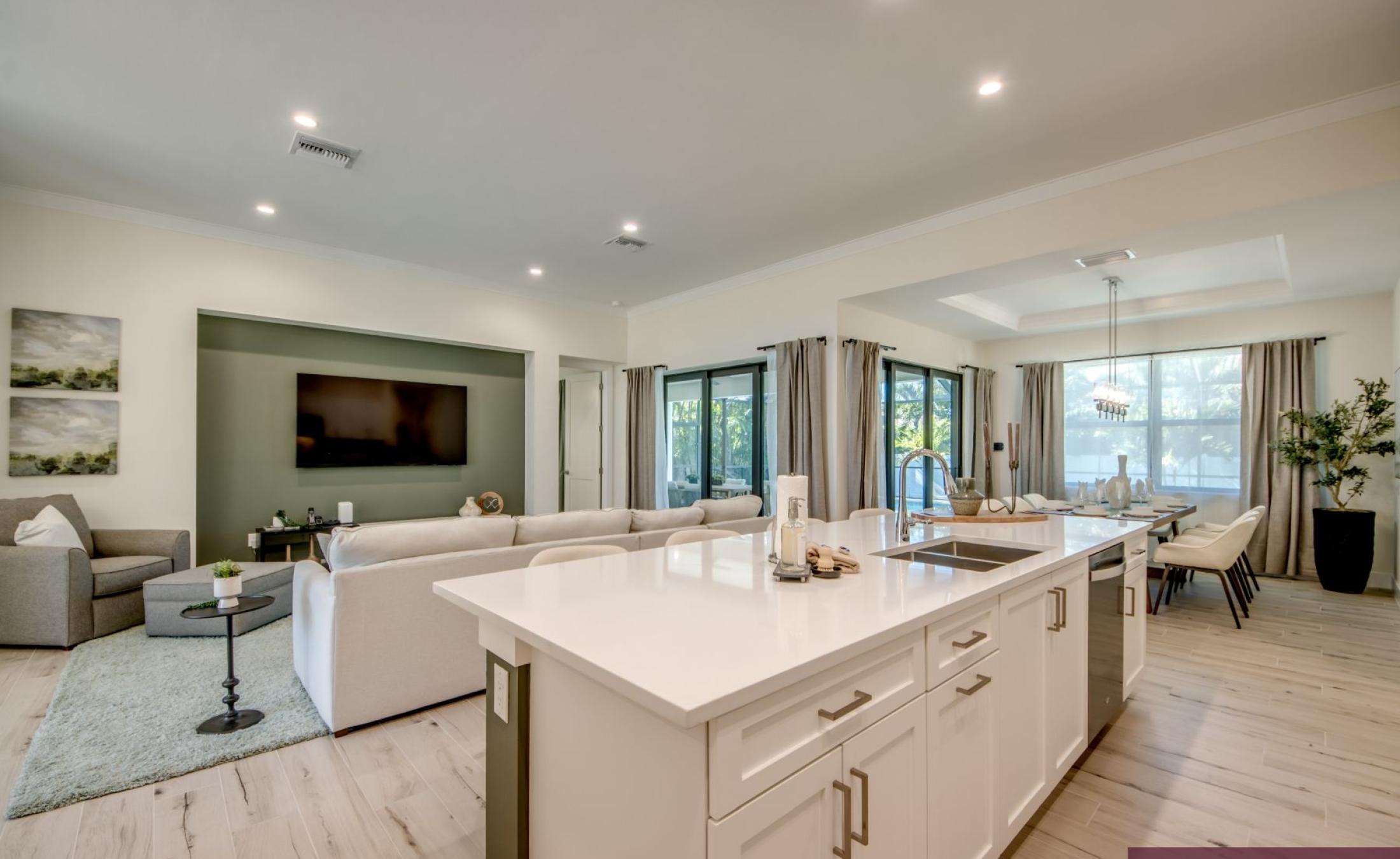 Beheizter Pool mit Jacuzzi und Sonnenliegen auf der Terrasse.