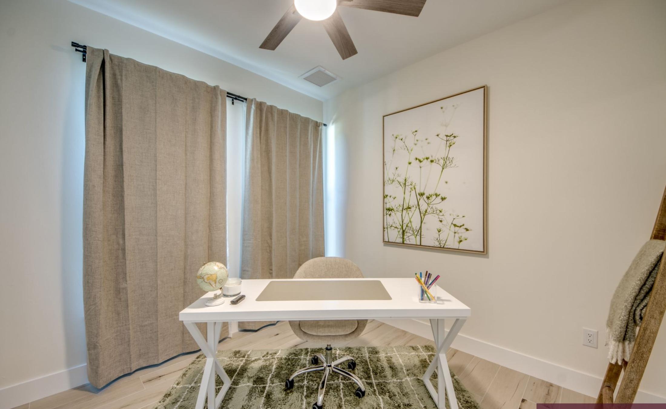 Beheizter Pool mit angrenzendem Jacuzzi auf sonniger Terrasse.