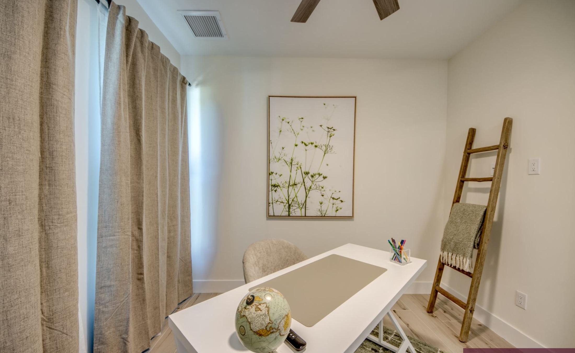 Beheizter Pool mit Spa/Jacuzzi auf der sonnigen Terrasse.