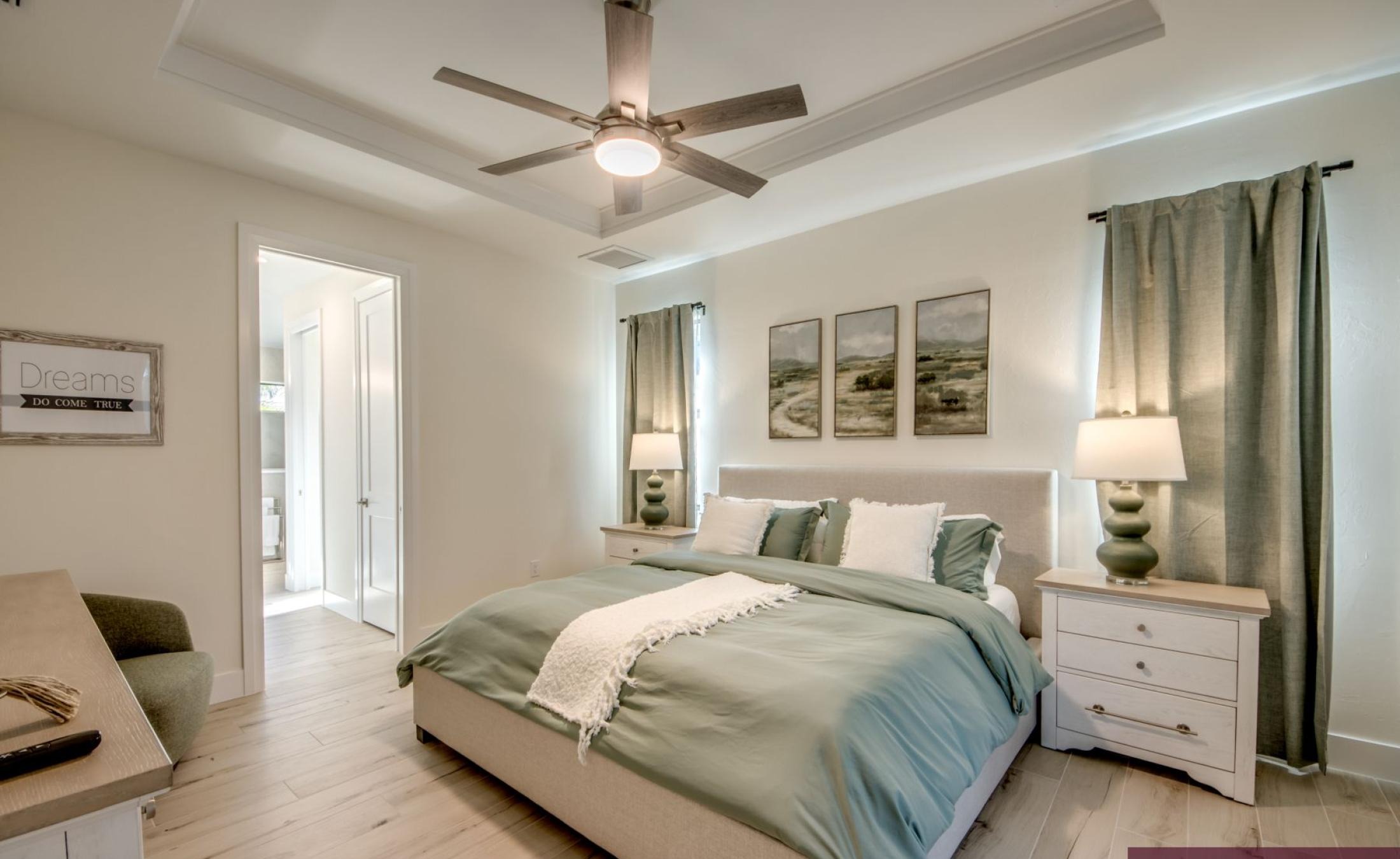 Beheizter Pool mit integriertem Jacuzzi auf der Terrasse.