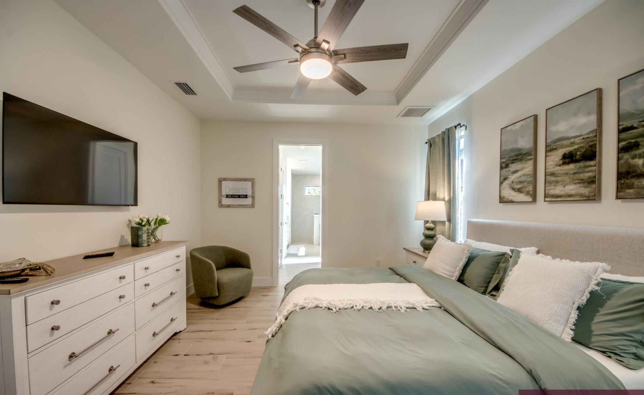 Beheizter Pool mit integriertem Jacuzzi auf der Terrasse.