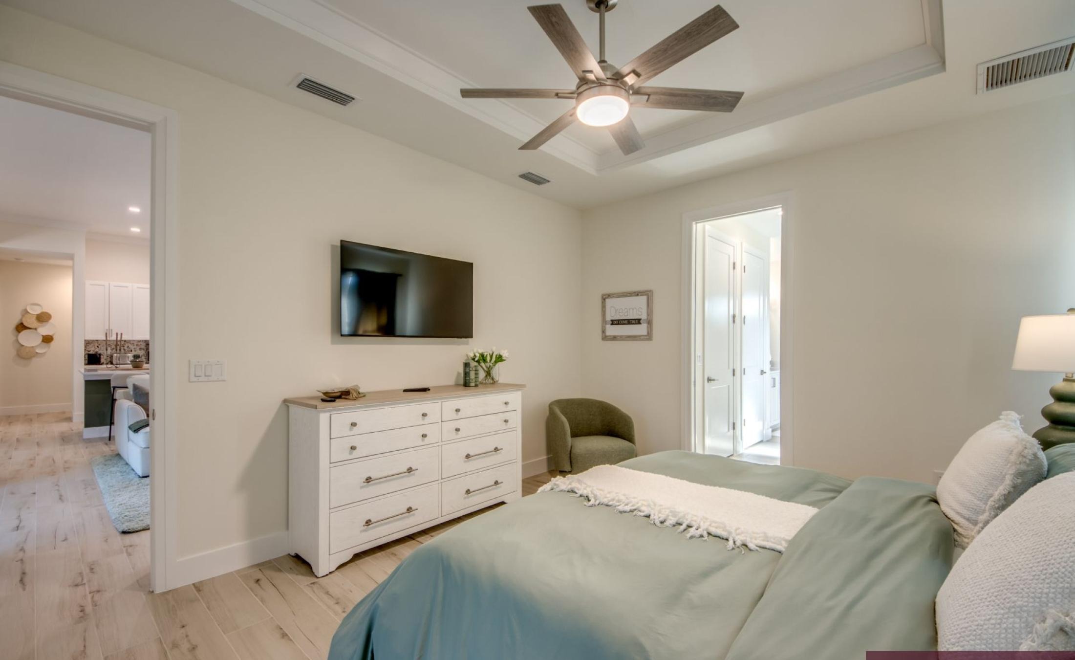 Beheizter Pool mit integriertem Jacuzzi auf sonniger Terrasse.