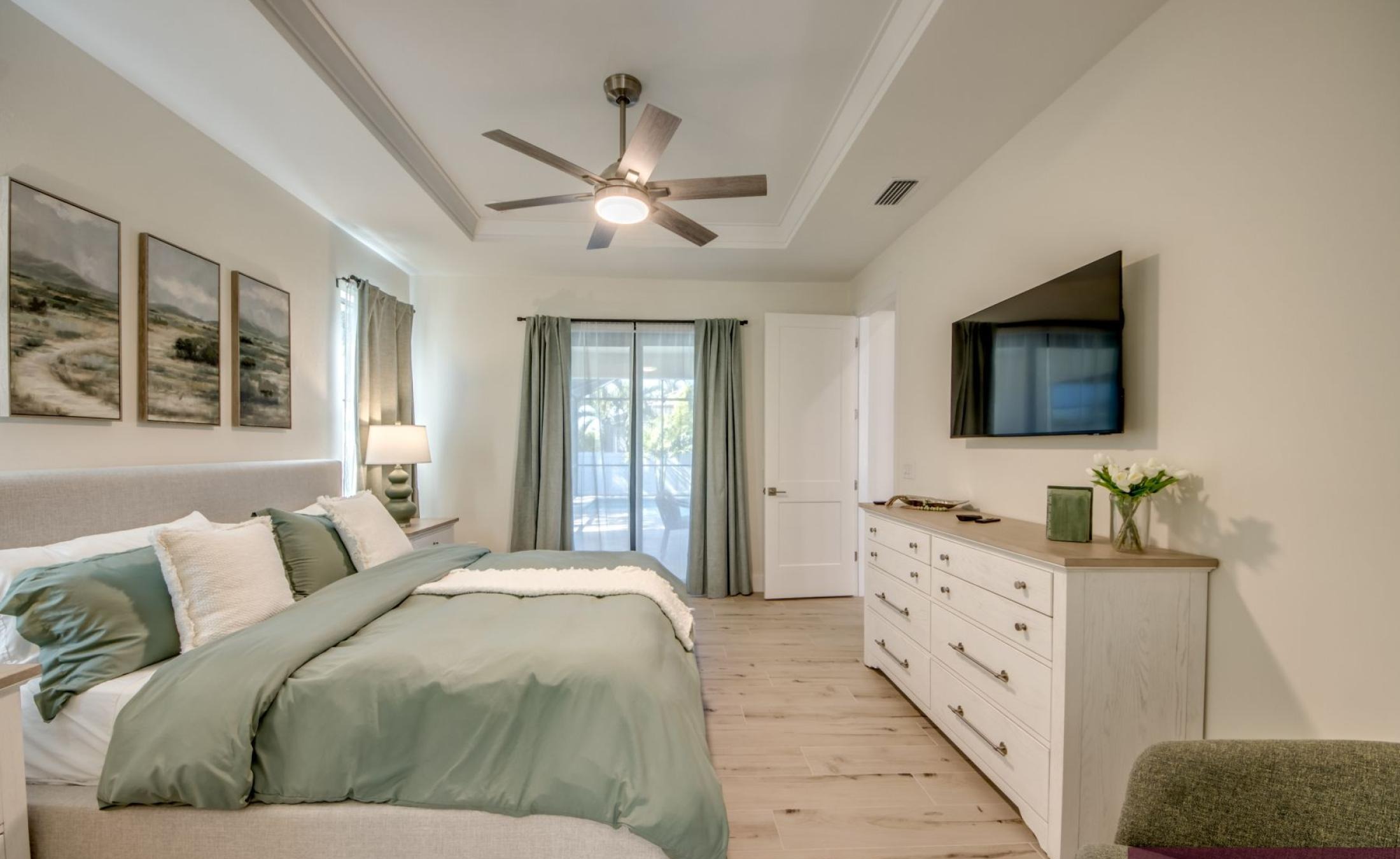 Beheizter Pool mit Spa/Jacuzzi auf der sonnigen Terrasse.