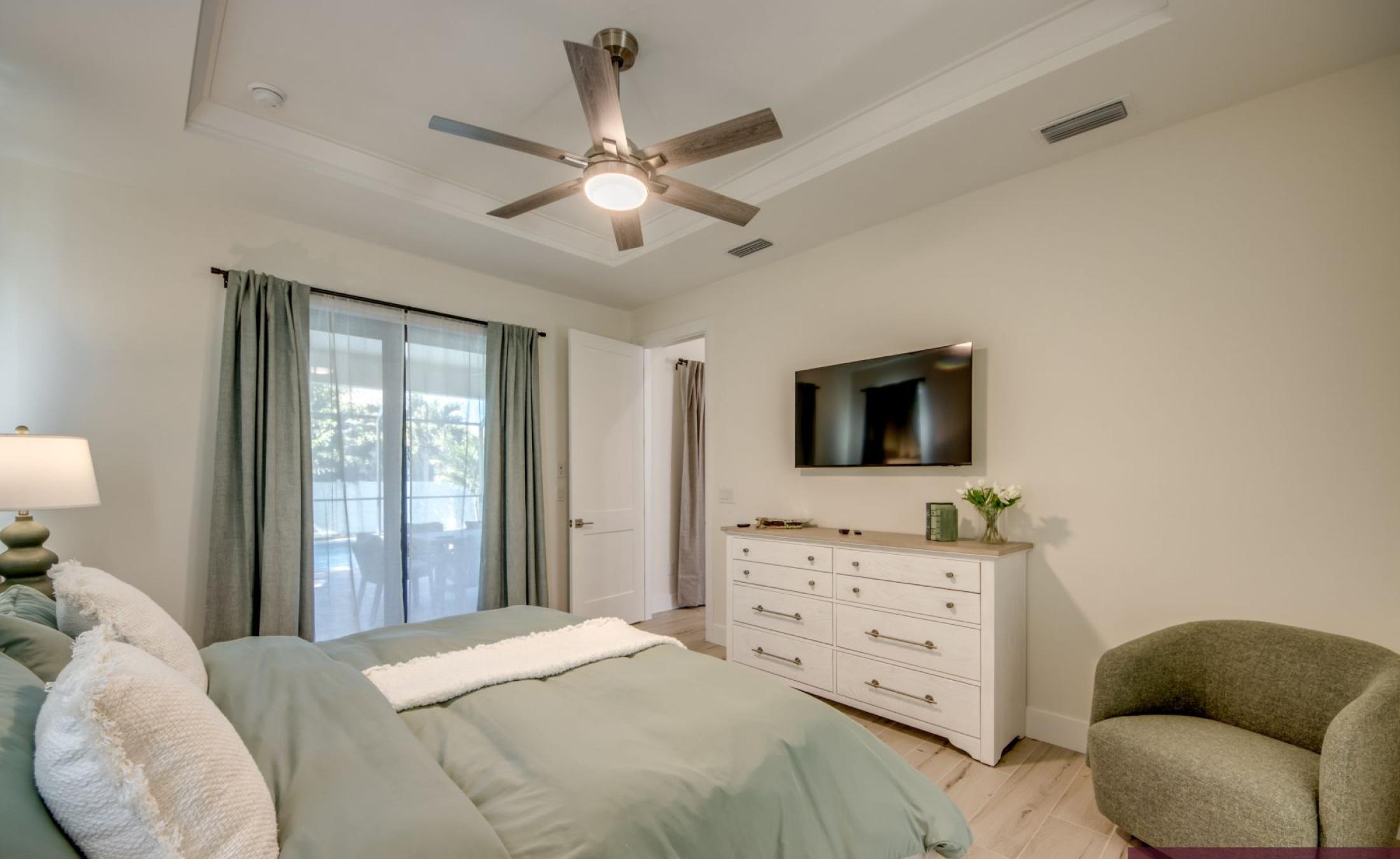 Beheizter Pool mit integriertem Jacuzzi auf der sonnigen Terrasse.