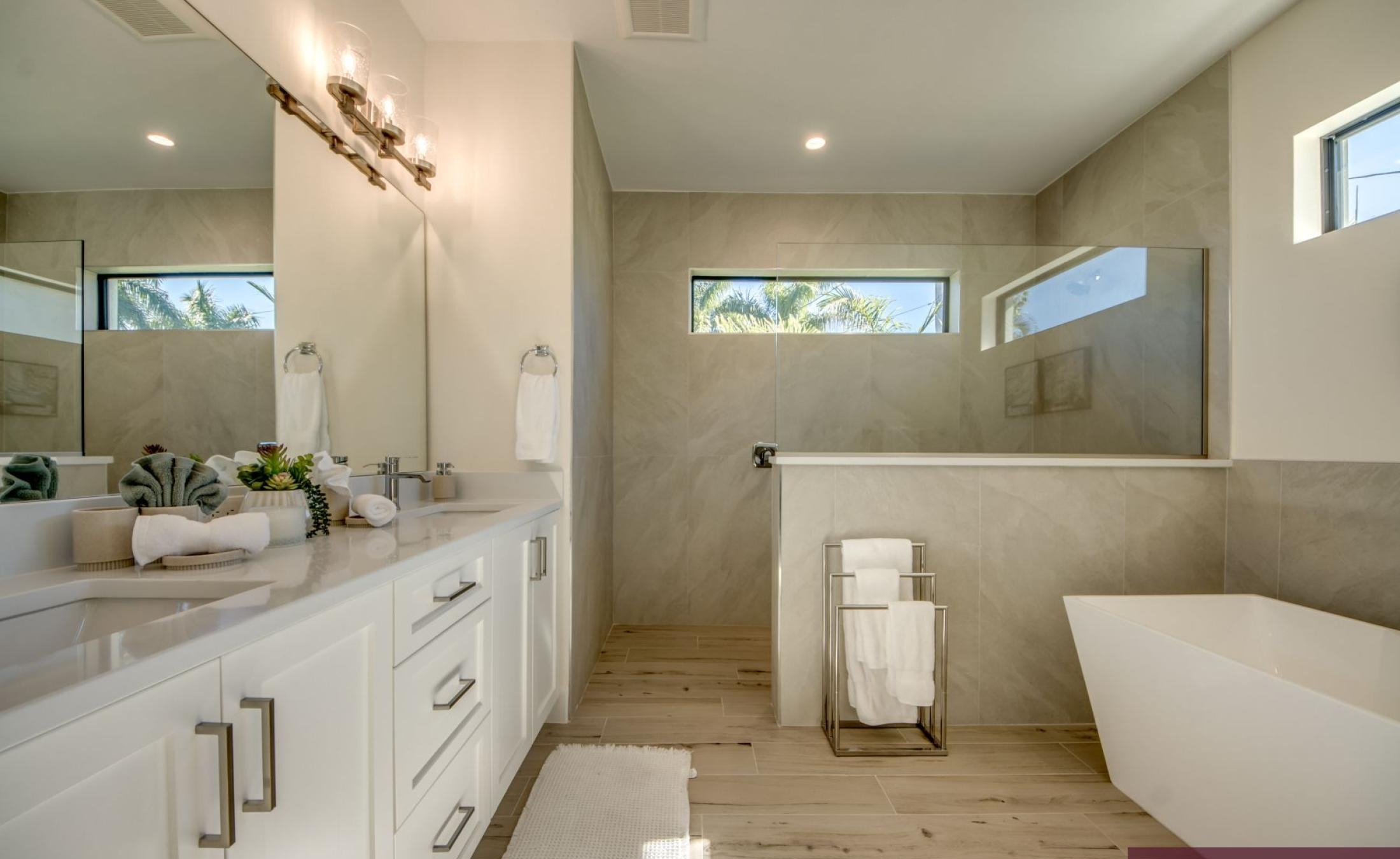 Beheizter Pool mit integriertem Jacuzzi auf der Terrasse.