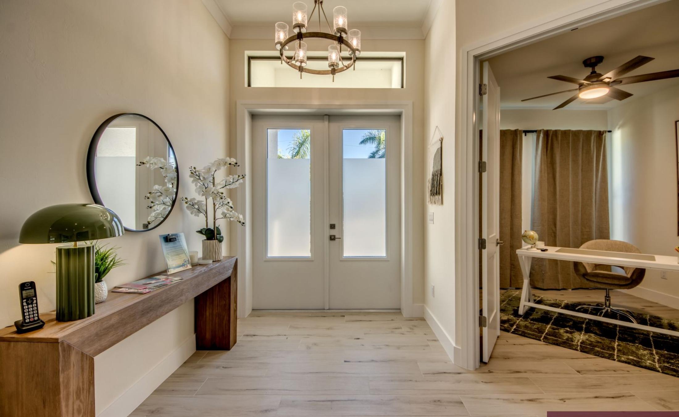 Beheizter Pool mit Jacuzzi und Sonnenterrasse im Garten.