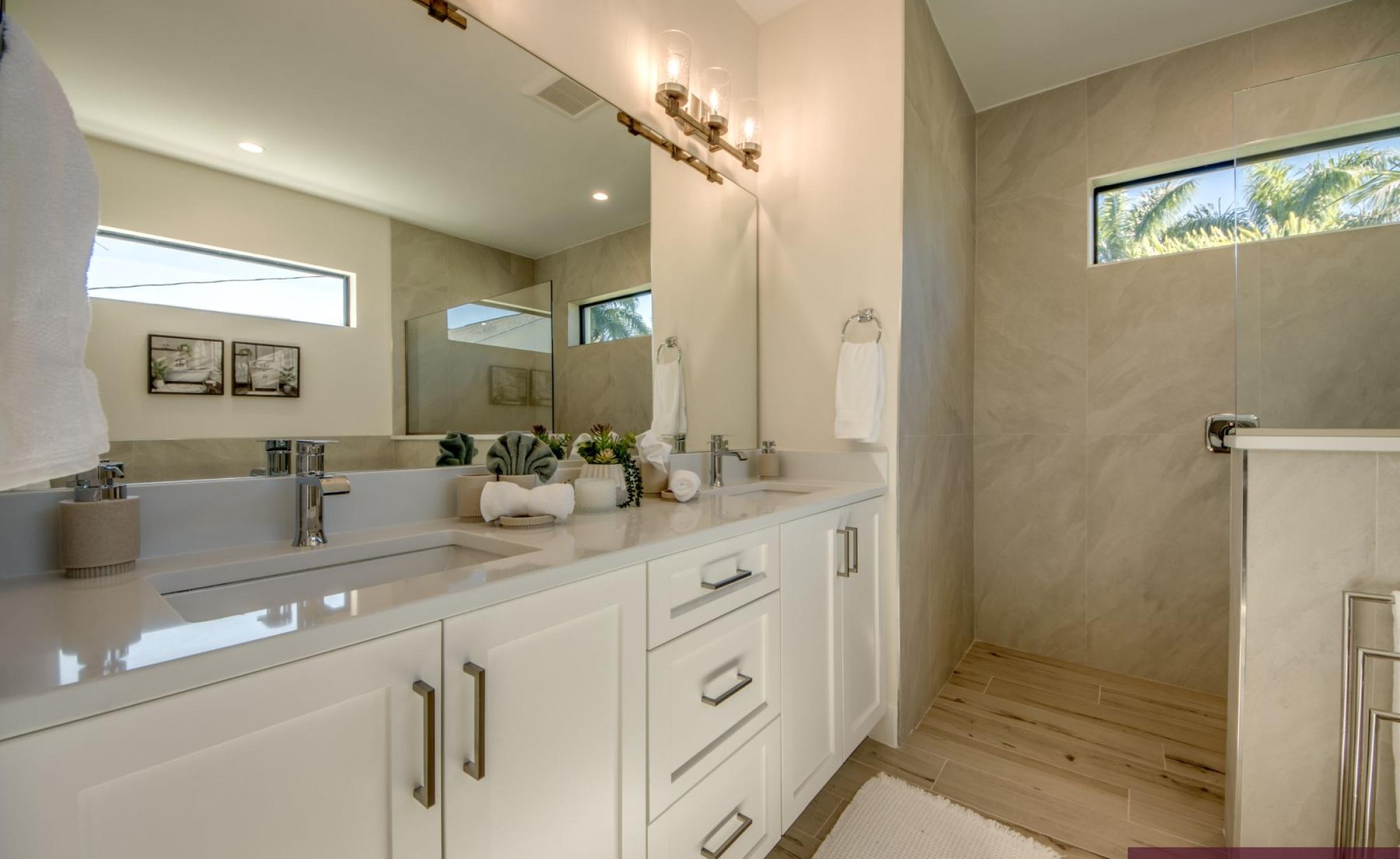 Beheizter Pool mit Jacuzzi auf der sonnigen Terrasse.