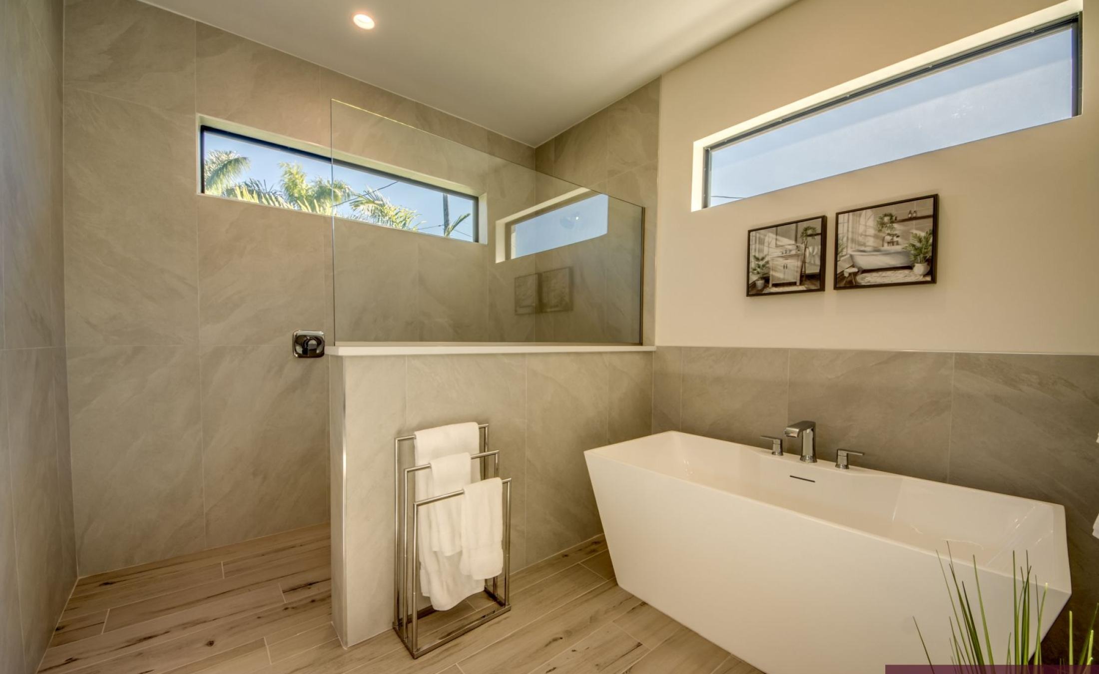 Beheizter Pool mit Jacuzzi auf der Terrasse der Villa in Cape Coral.