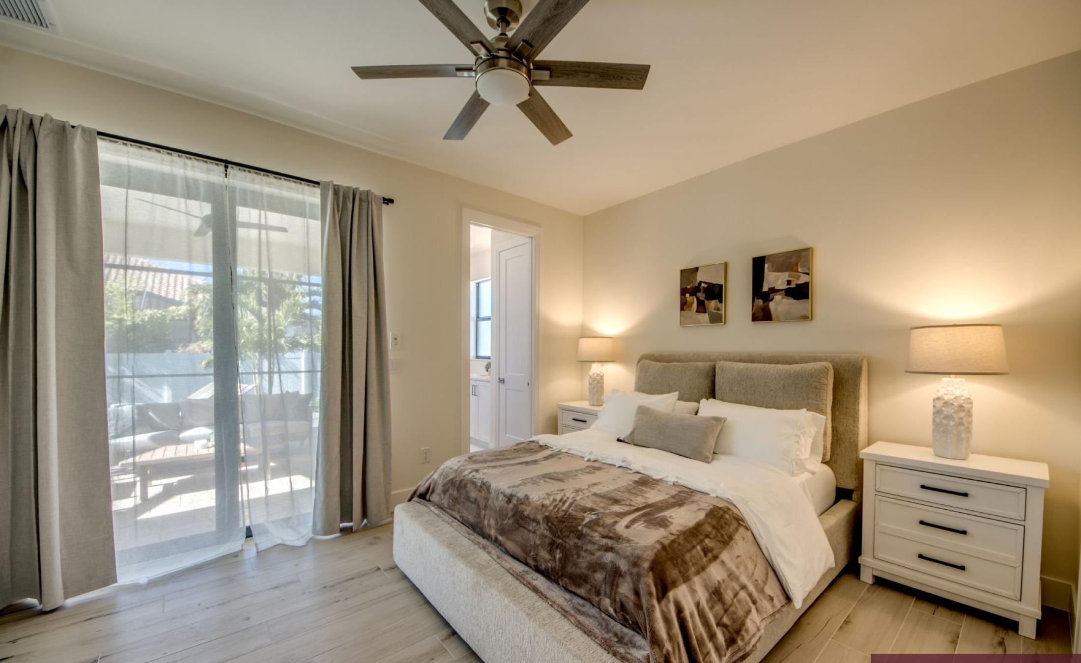 Beheizter Pool mit integriertem Jacuzzi auf der Terrasse.