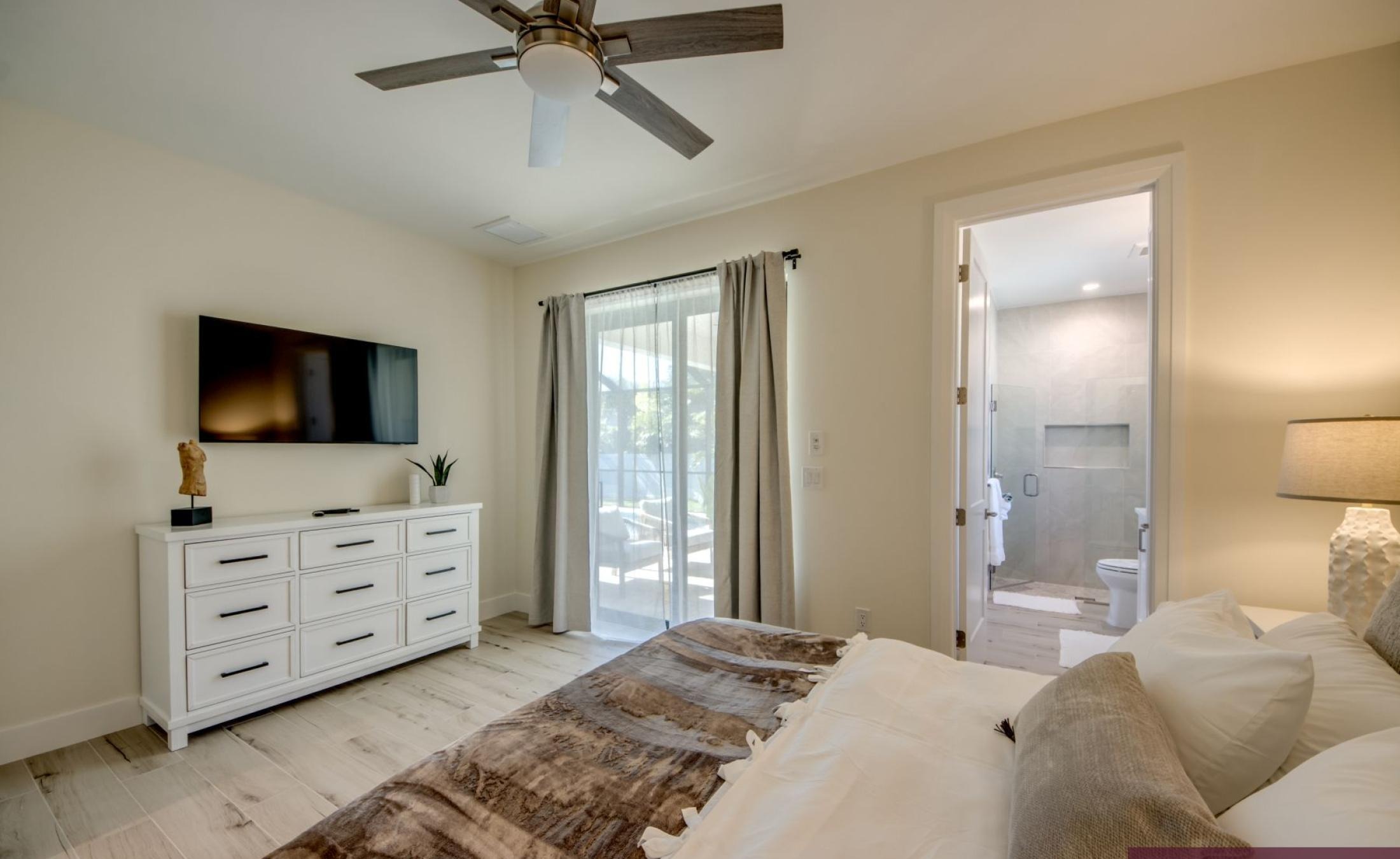 Beheizter Pool mit integriertem Jacuzzi auf der Terrasse.