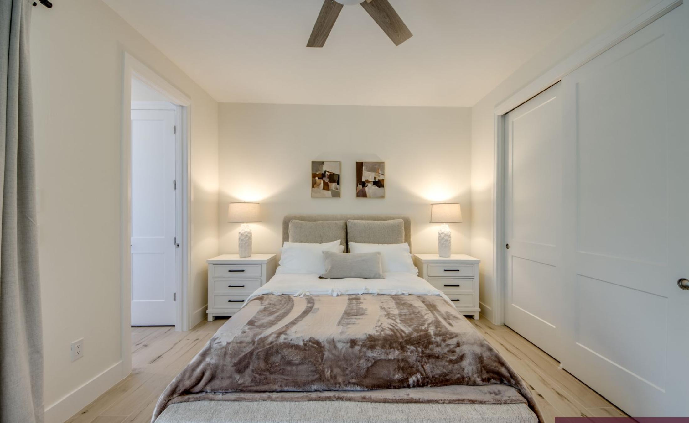 Beheizter Pool mit integriertem Jacuzzi auf sonniger Terrasse.