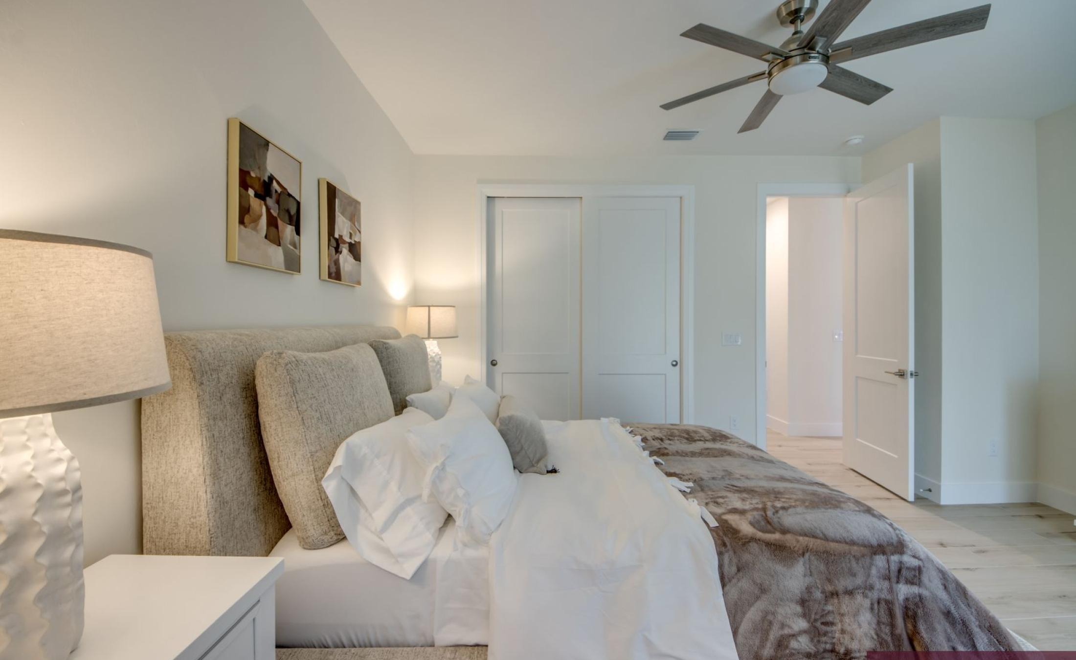 Beheizter Pool mit Spa/Jacuzzi auf der sonnigen Terrasse.