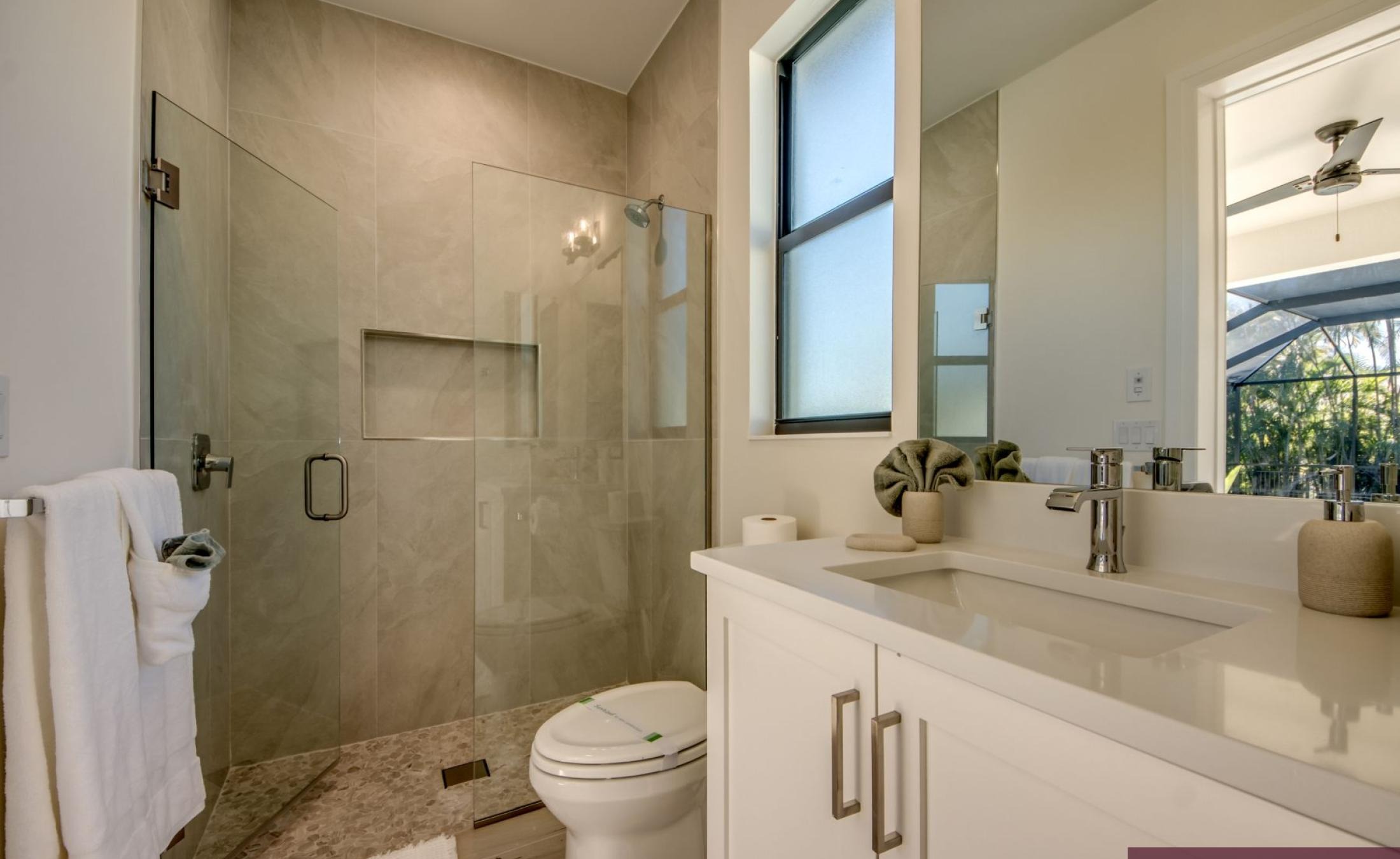 Beheizter Pool mit Spa/Jacuzzi auf der Terrasse.