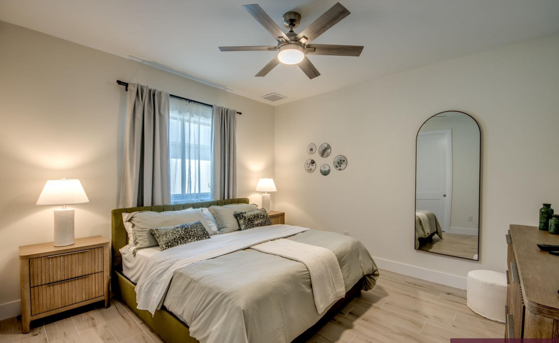 Beheizter Pool mit Spa/Jacuzzi auf der sonnigen Terrasse.