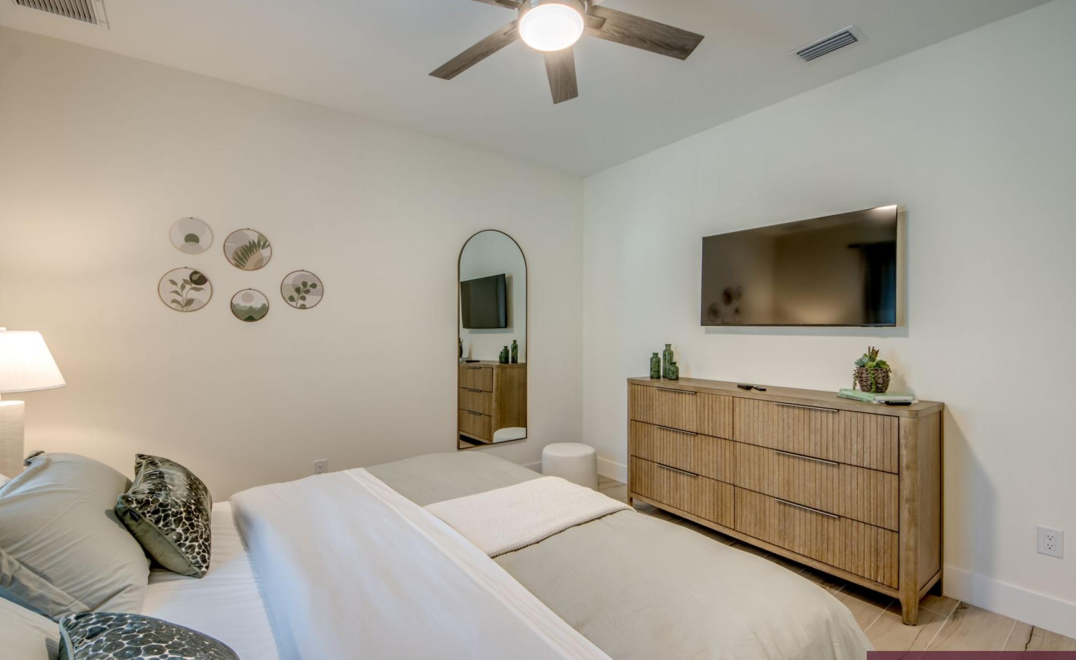 Beheizter Pool mit integriertem Jacuzzi auf der Terrasse in Südwest-Cape Coral.