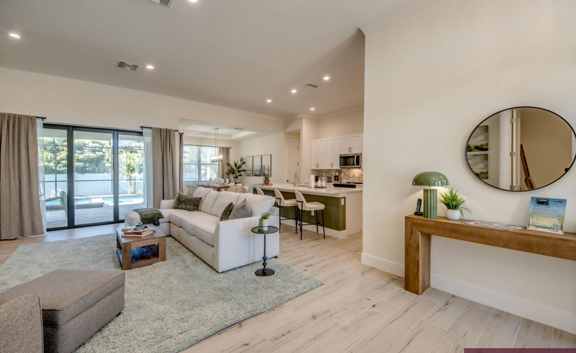 Beheizter Pool mit Spa/Jacuzzi auf der sonnigen Terrasse.