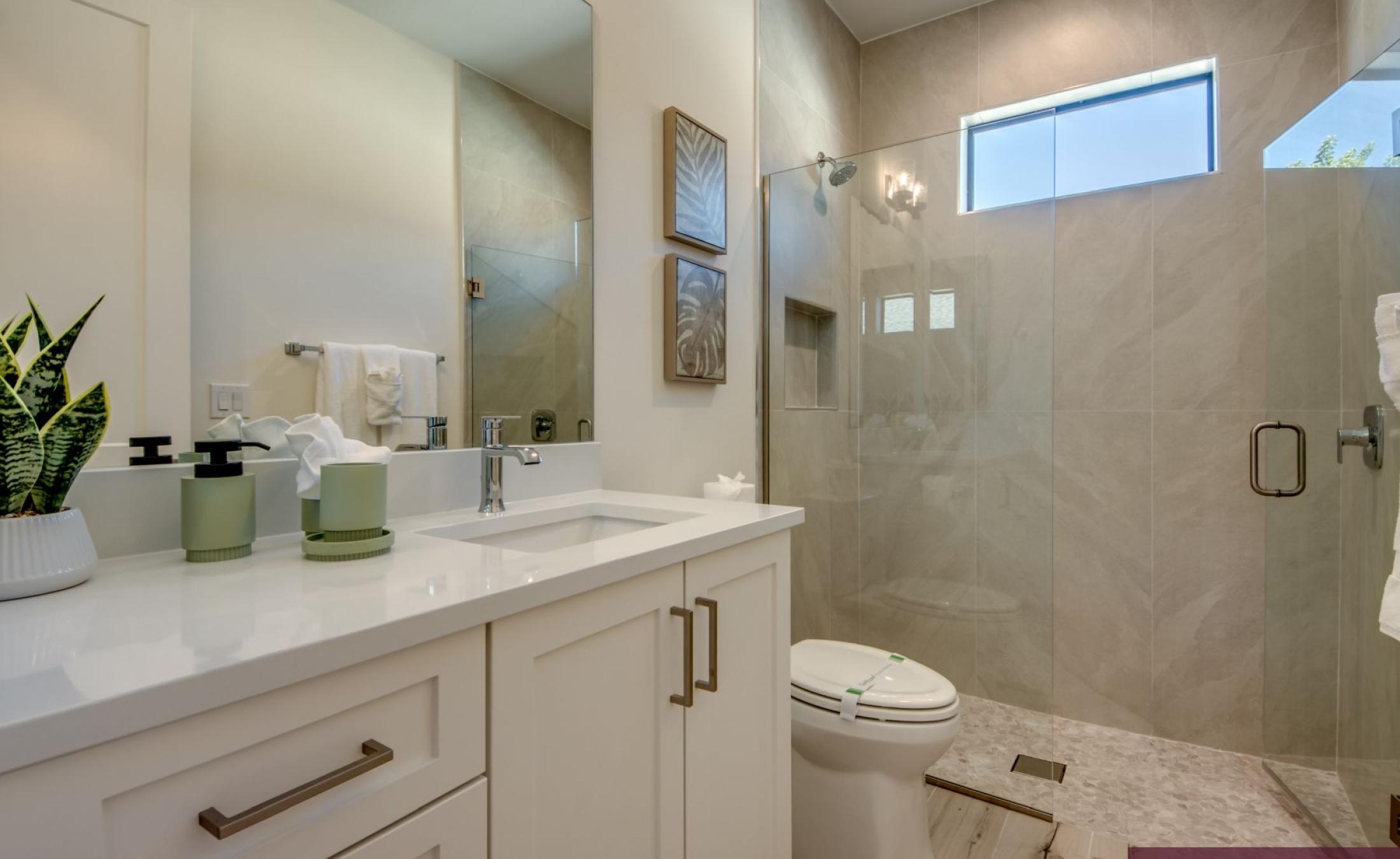 Beheizter Pool mit Spa/Jacuzzi auf sonniger Terrasse.