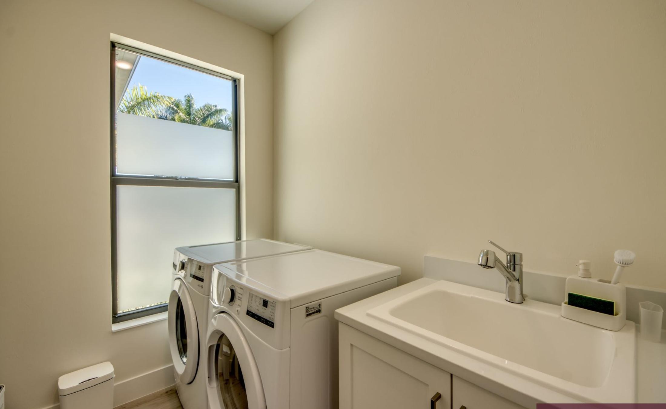 Beheizter Pool mit Spa/Jacuzzi auf der sonnigen Terrasse.