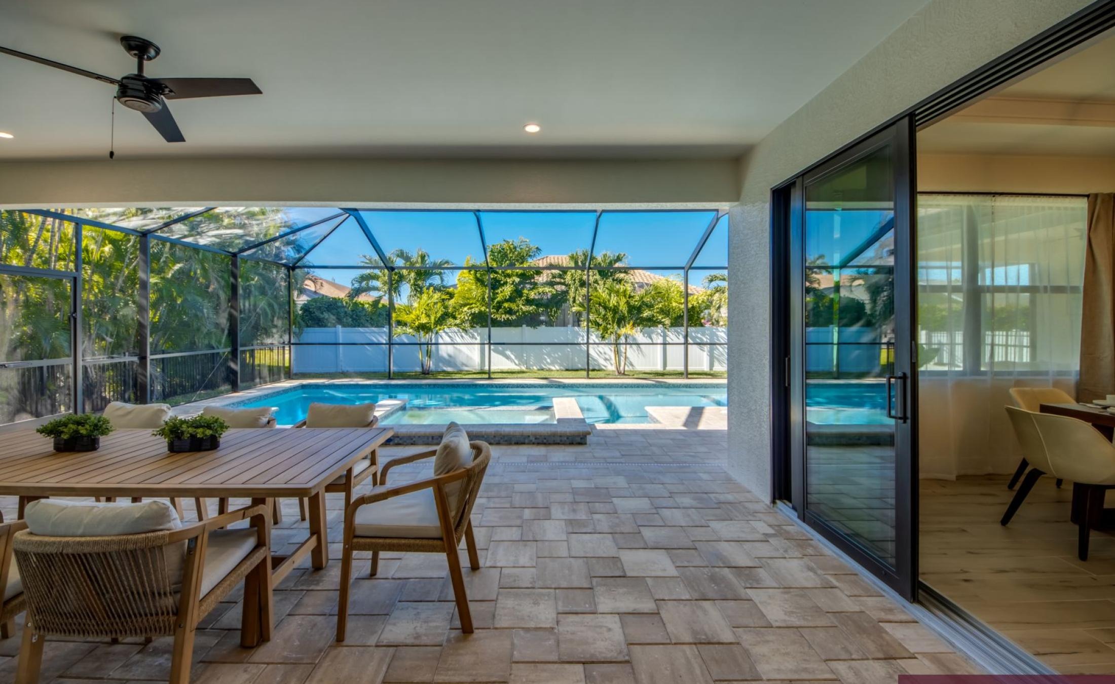 Beheizter Pool mit Jacuzzi auf der sonnigen Terrasse.