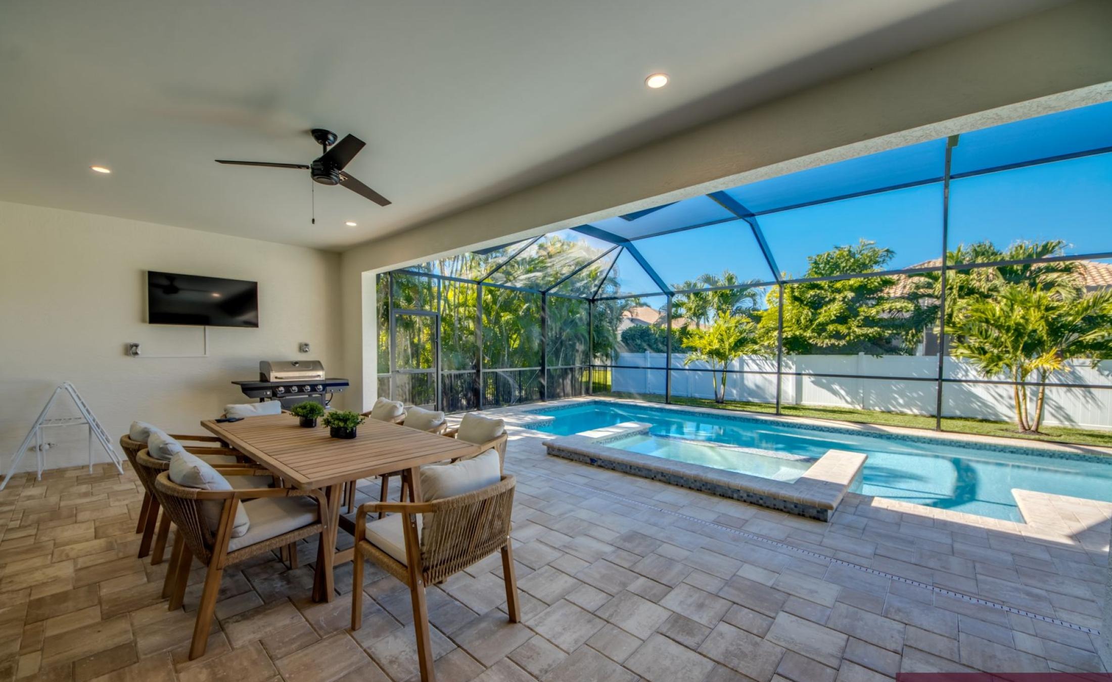 Beheizter Pool mit Spa/Jacuzzi auf der sonnigen Terrasse.