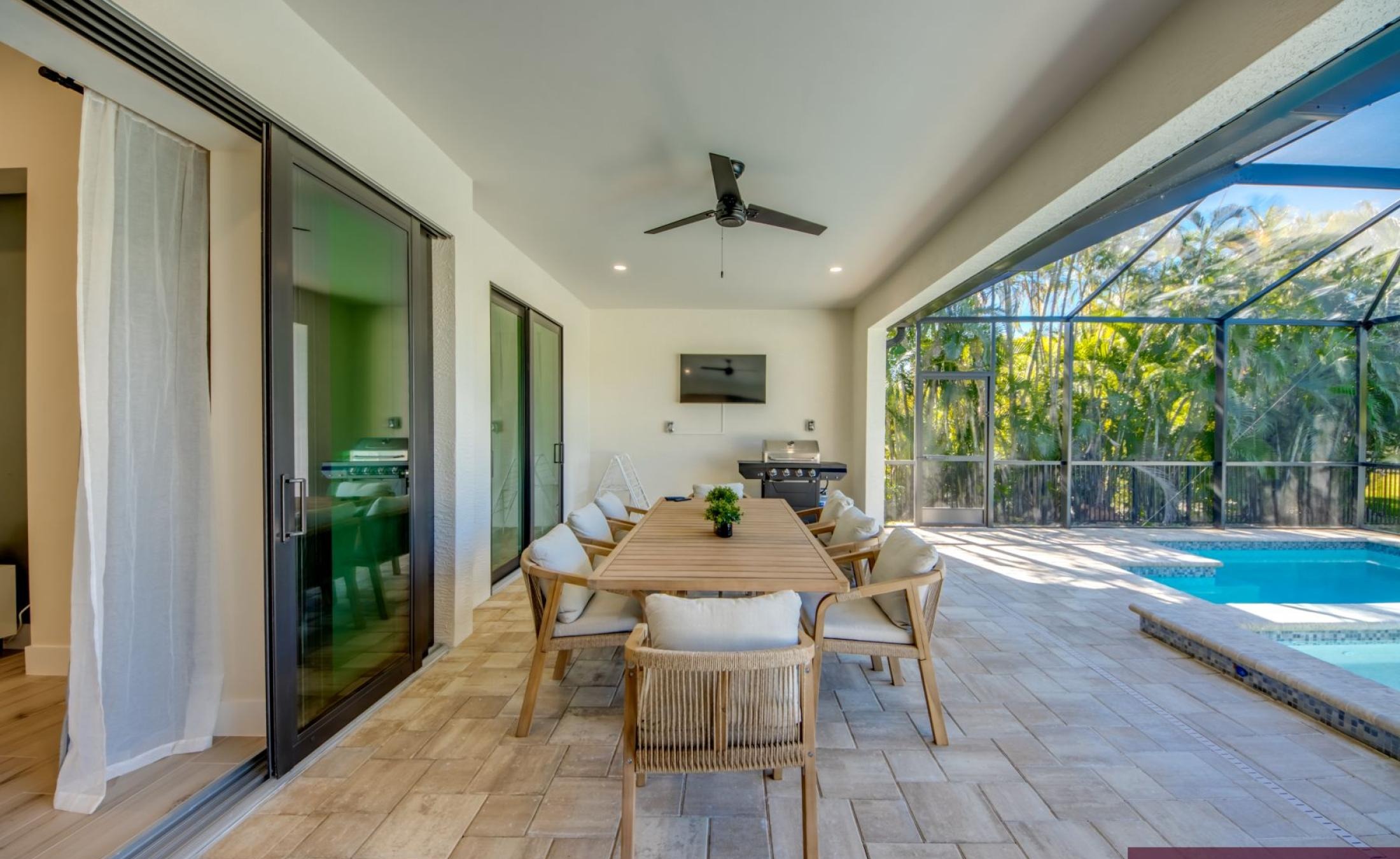 Moderne Villa in ruhiger Lage in Südwest-Cape Coral mit beheiztem Pool und Jacuzzi.