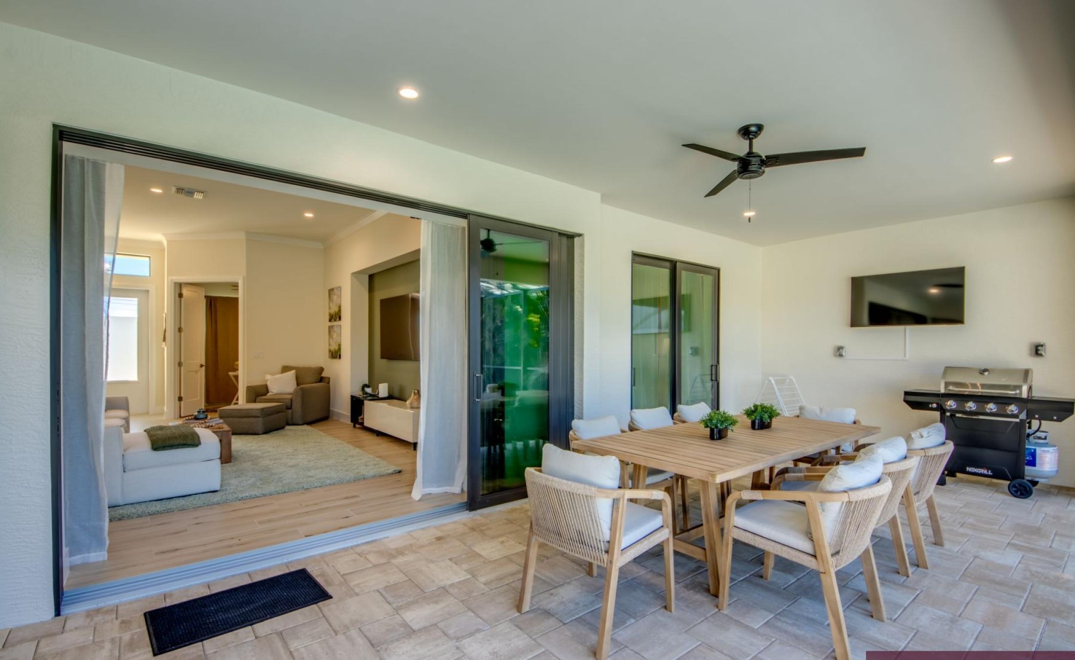 Beheizter Pool mit Jacuzzi auf sonniger Terrasse in Südwest‑Cape‑Coral.