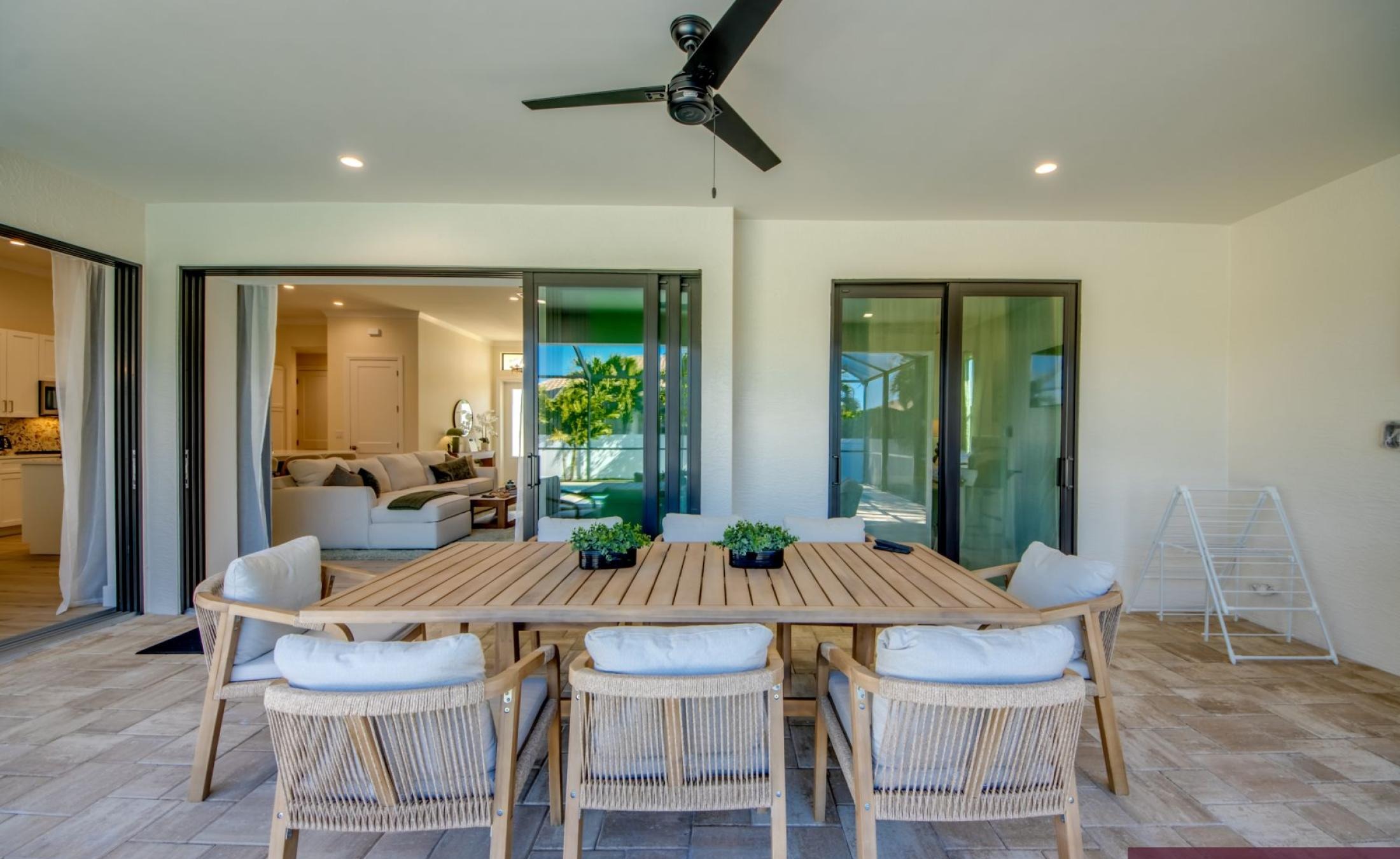 Beheizter Pool mit Spa/Jacuzzi auf der Terrasse.