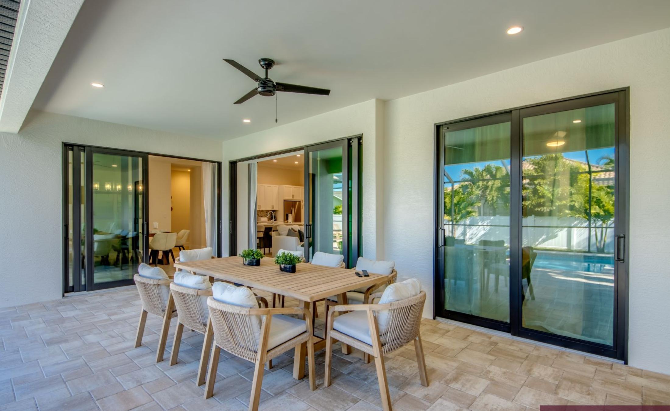 Beheizter Pool mit Spa/Jacuzzi und Terrasse in Südwestlage.